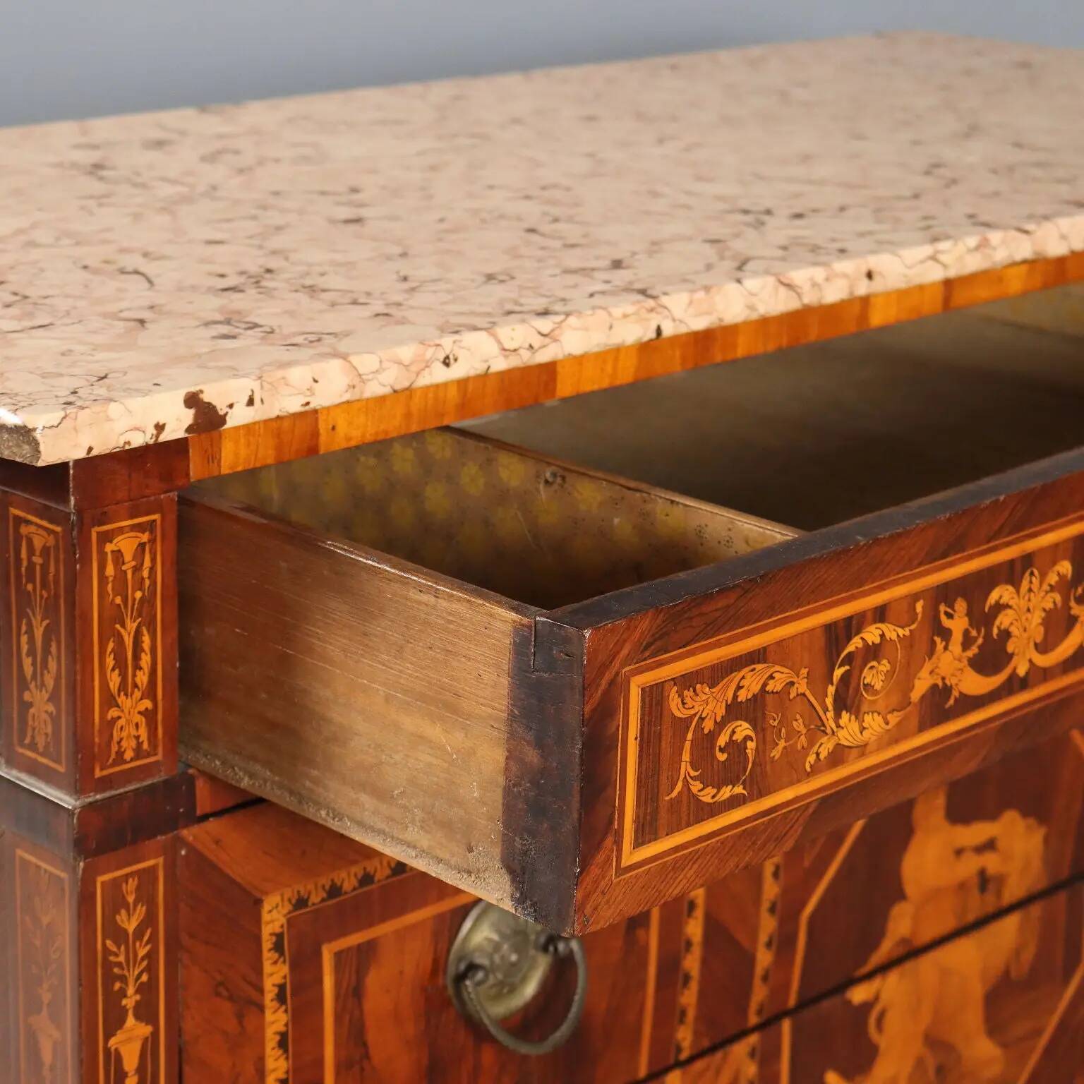 Antique neoclassical commode with 3 drawers, Italy, 18th century.
