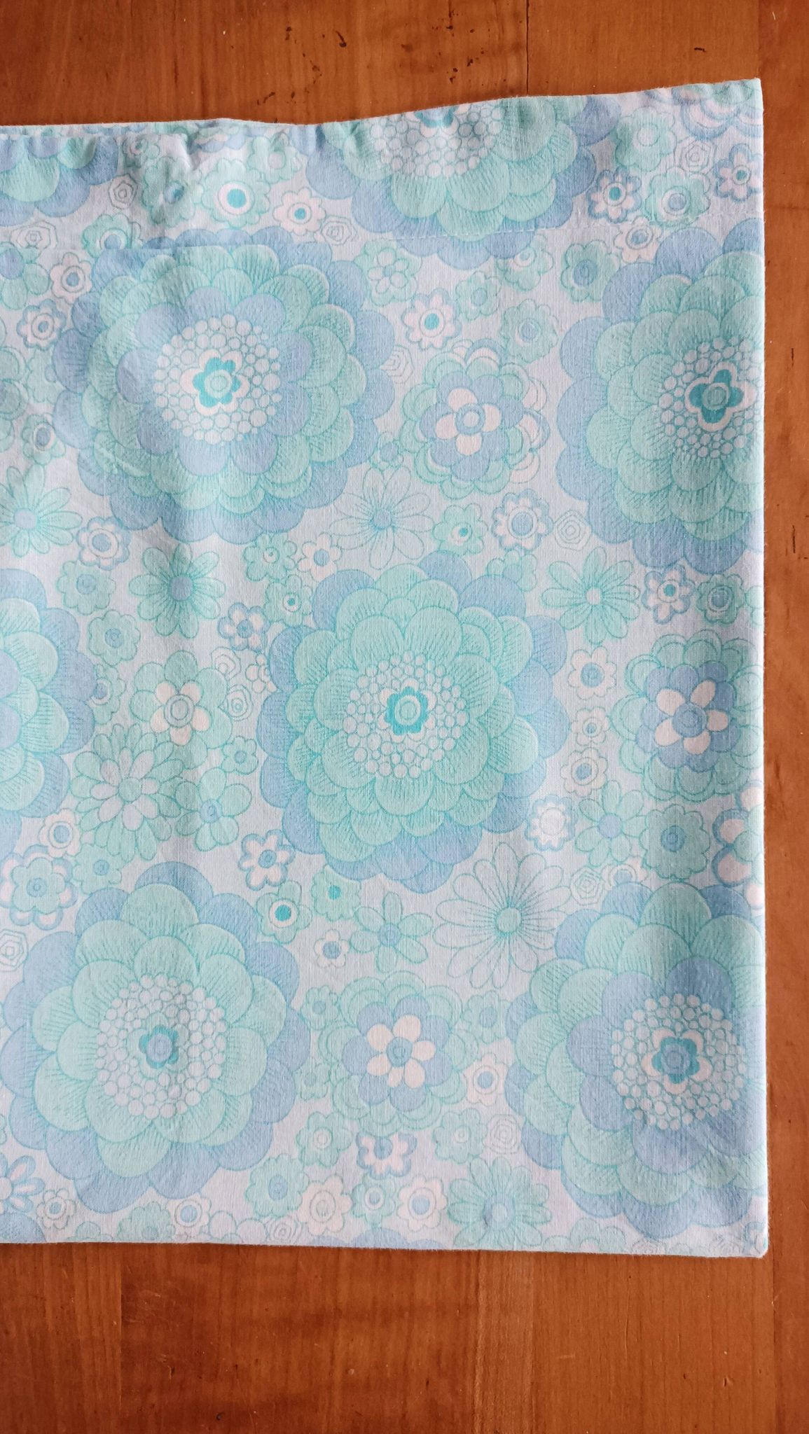 Taie d'oreiller à fleurs bleues, années 70