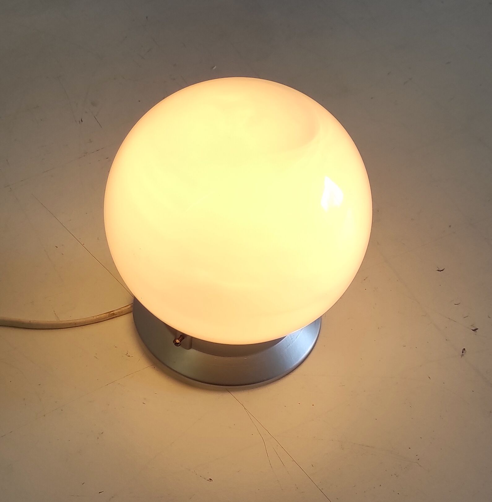 Plafonnier en bakélite et globe opaline blanc, années 50/60