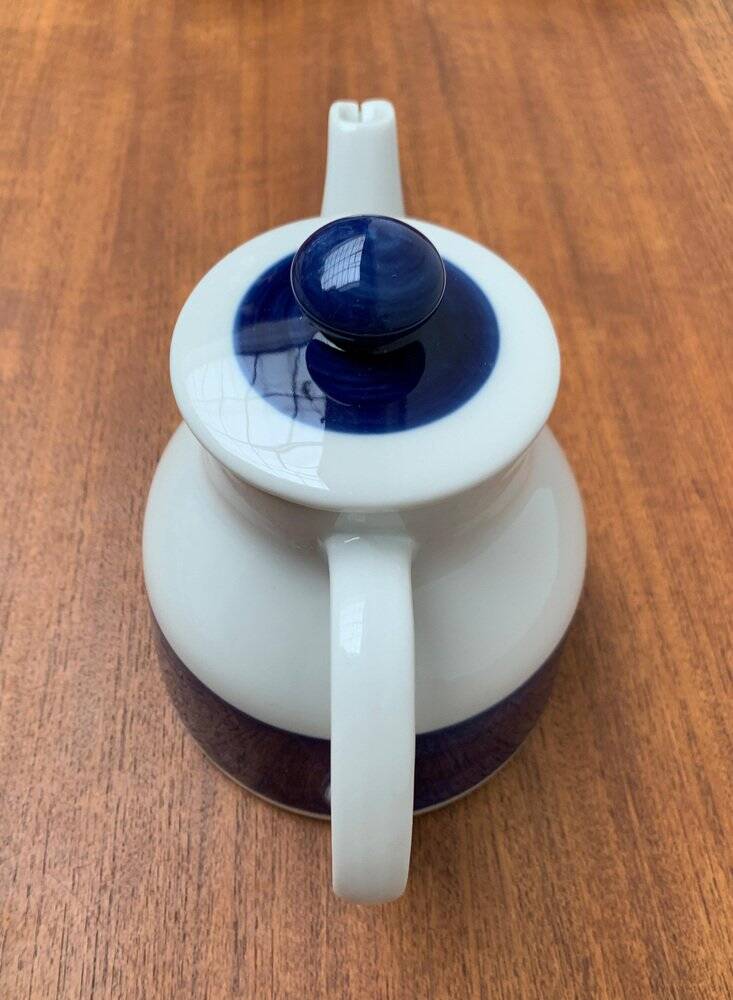 Coffee pot from the Koka Bleu series, Blau, Bla Swedish mid-century by Hertha Bengtson for Rörstrand, 1950s.