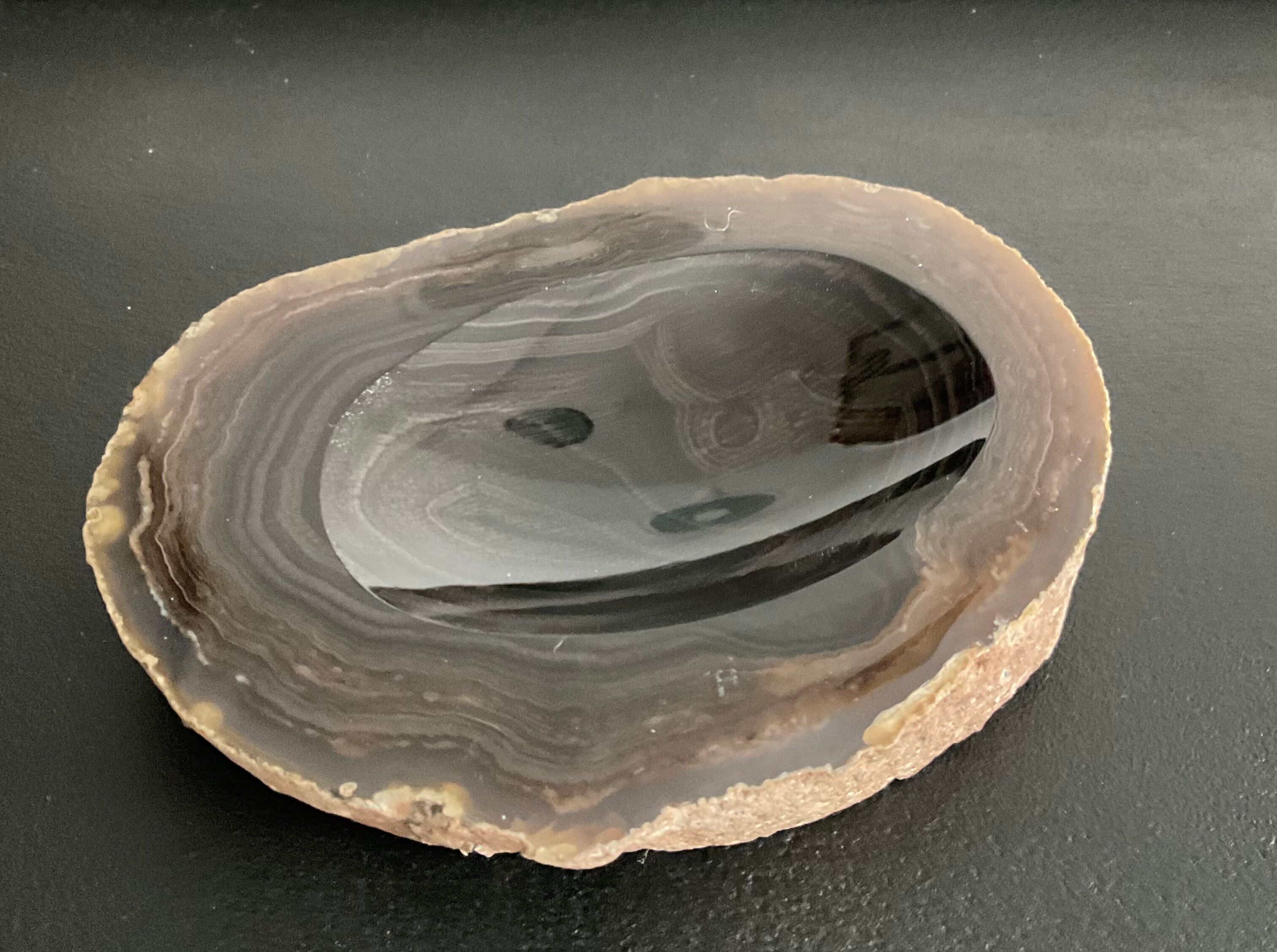 Empty vintage pocket in agathe stone