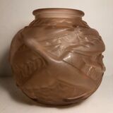 Vase boule style art déco rose en verre pressé moulé