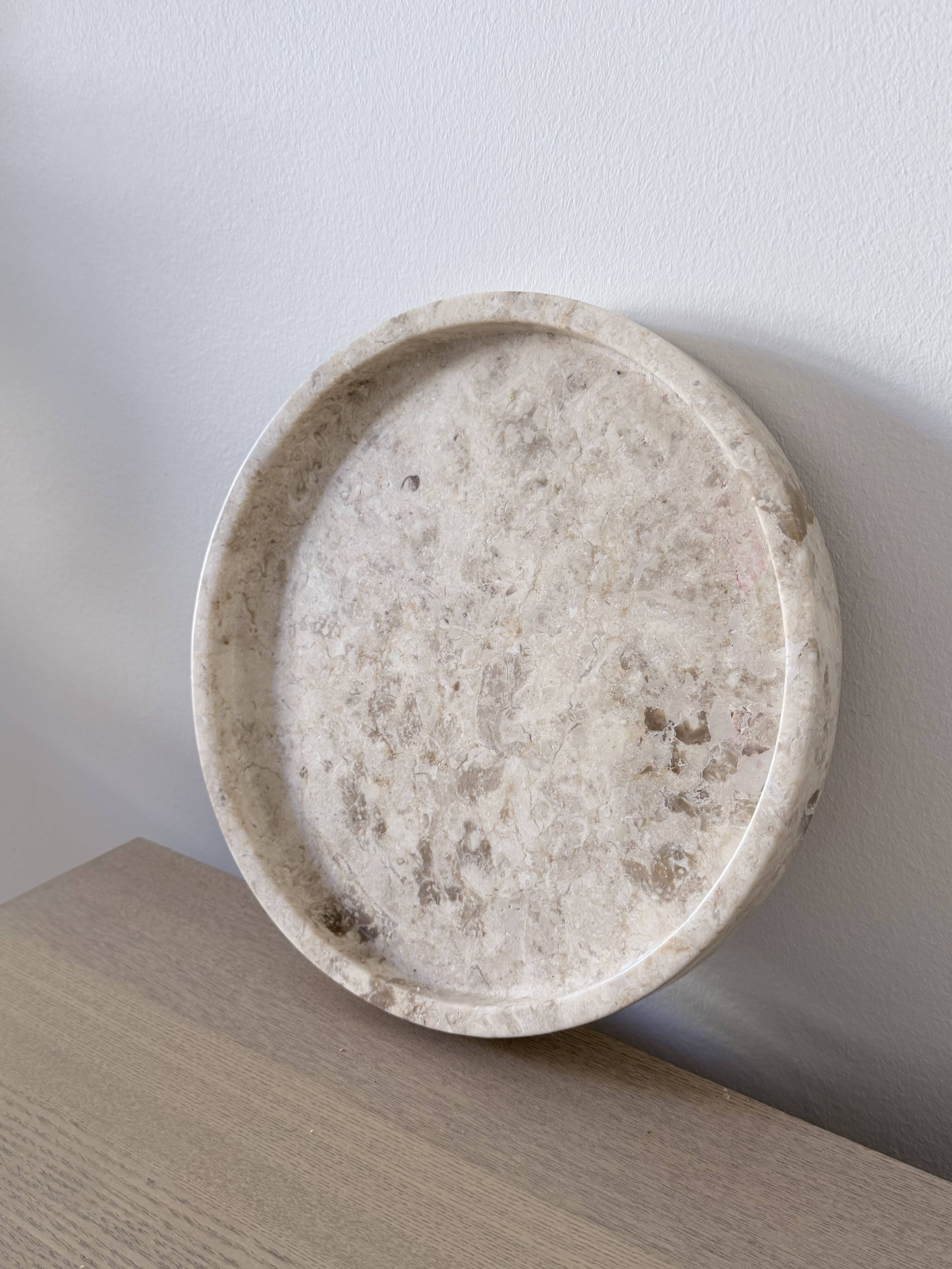 Small round tray in travertine