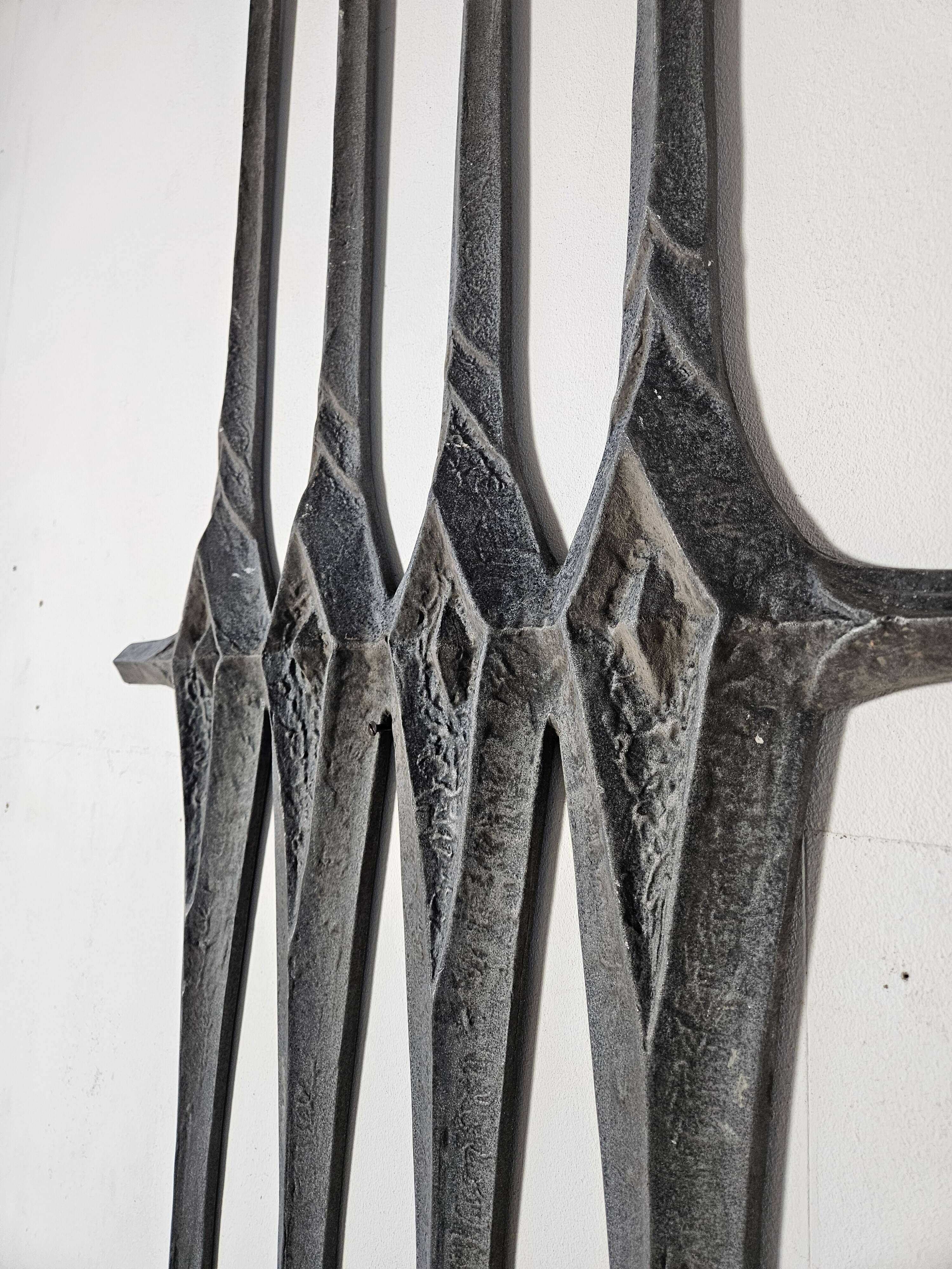Brutalist wall decoration sculpture from the 1970s in aluminium cast.