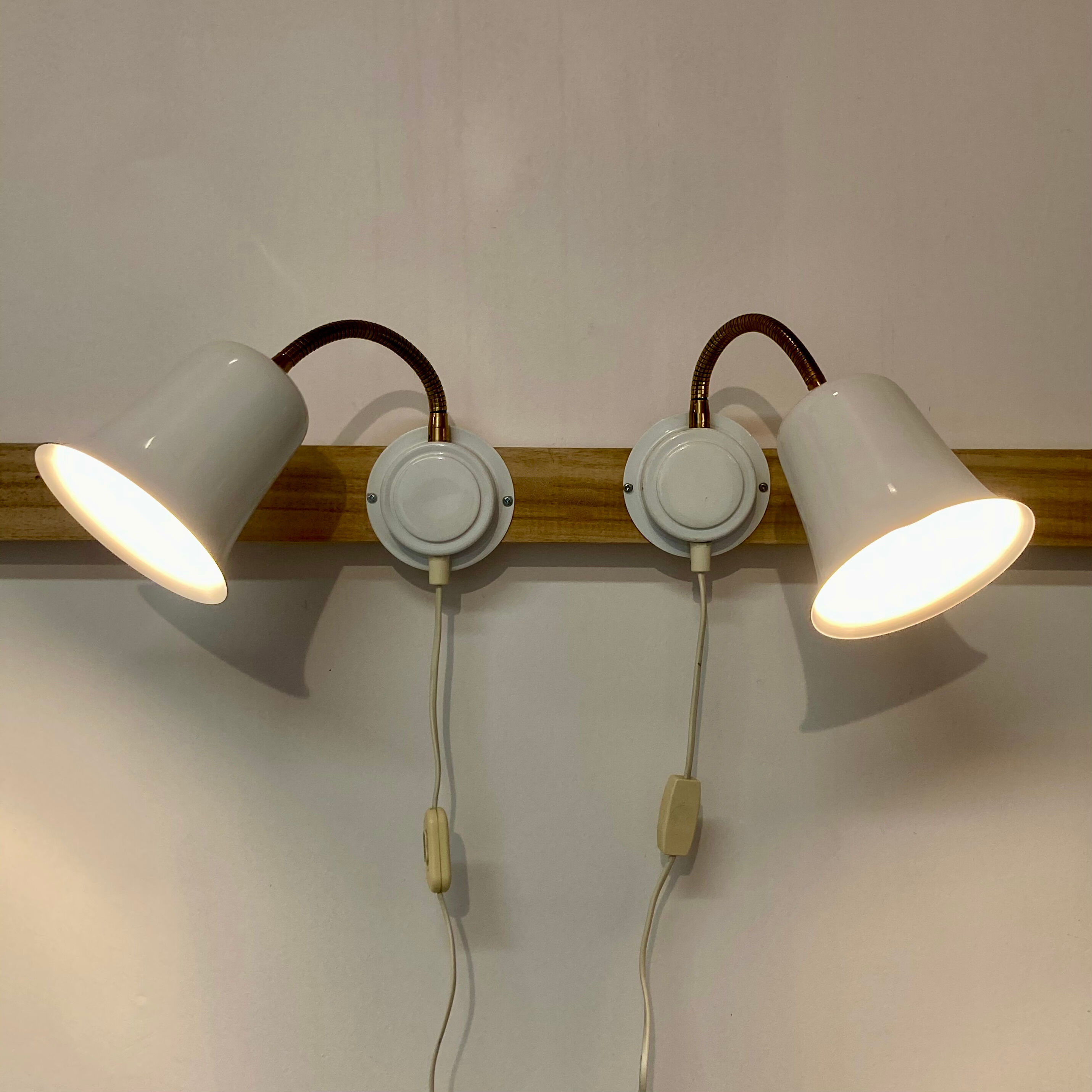 Paire d'appliques blanches design 1950.