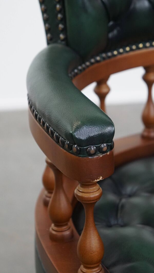 Chaise de bureau Chesterfield vert foncé en cuir de vachette sur roulettes