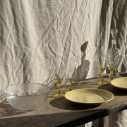 Lot de 2 grandes assiettes jaunes sans marque D25,5