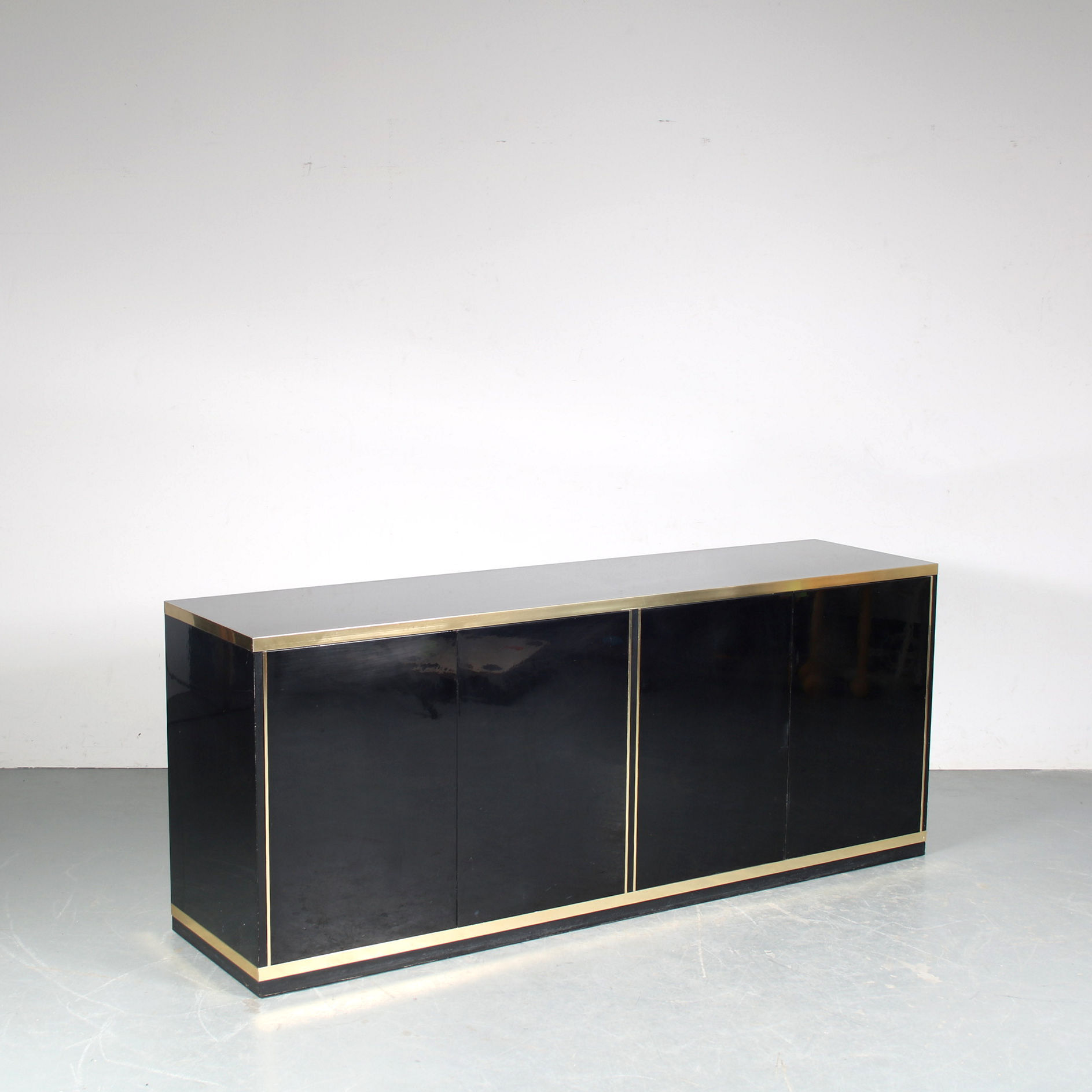1970s Glossy Italian sideboard