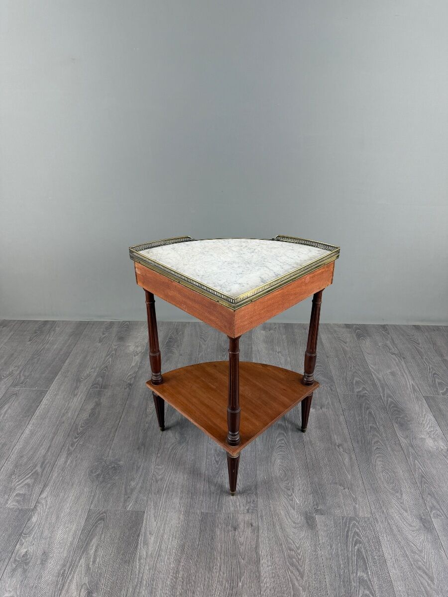 Table d’appoint d’angle de style Louis XVI, XIXe siècle