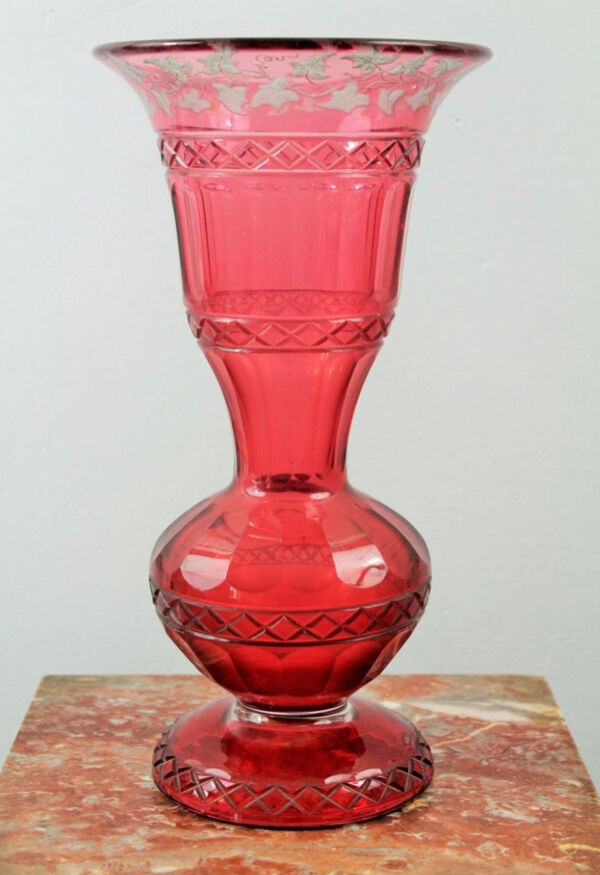 Vase en cristal rouge Bohème décoré de feuilles de vigne, 19e siècle
