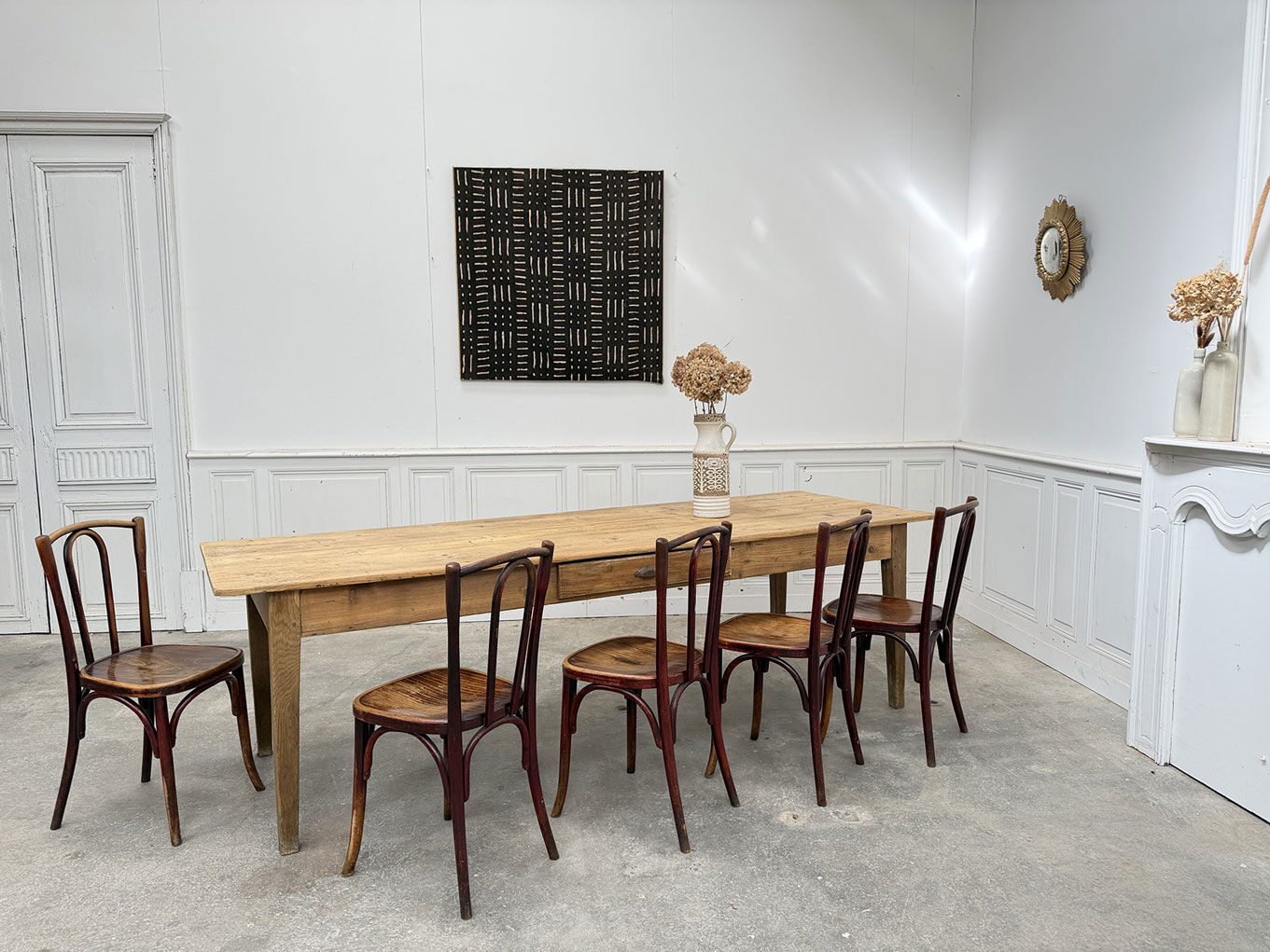 Suite de 12 chaises de bistrot à gaufrage végétal 1920