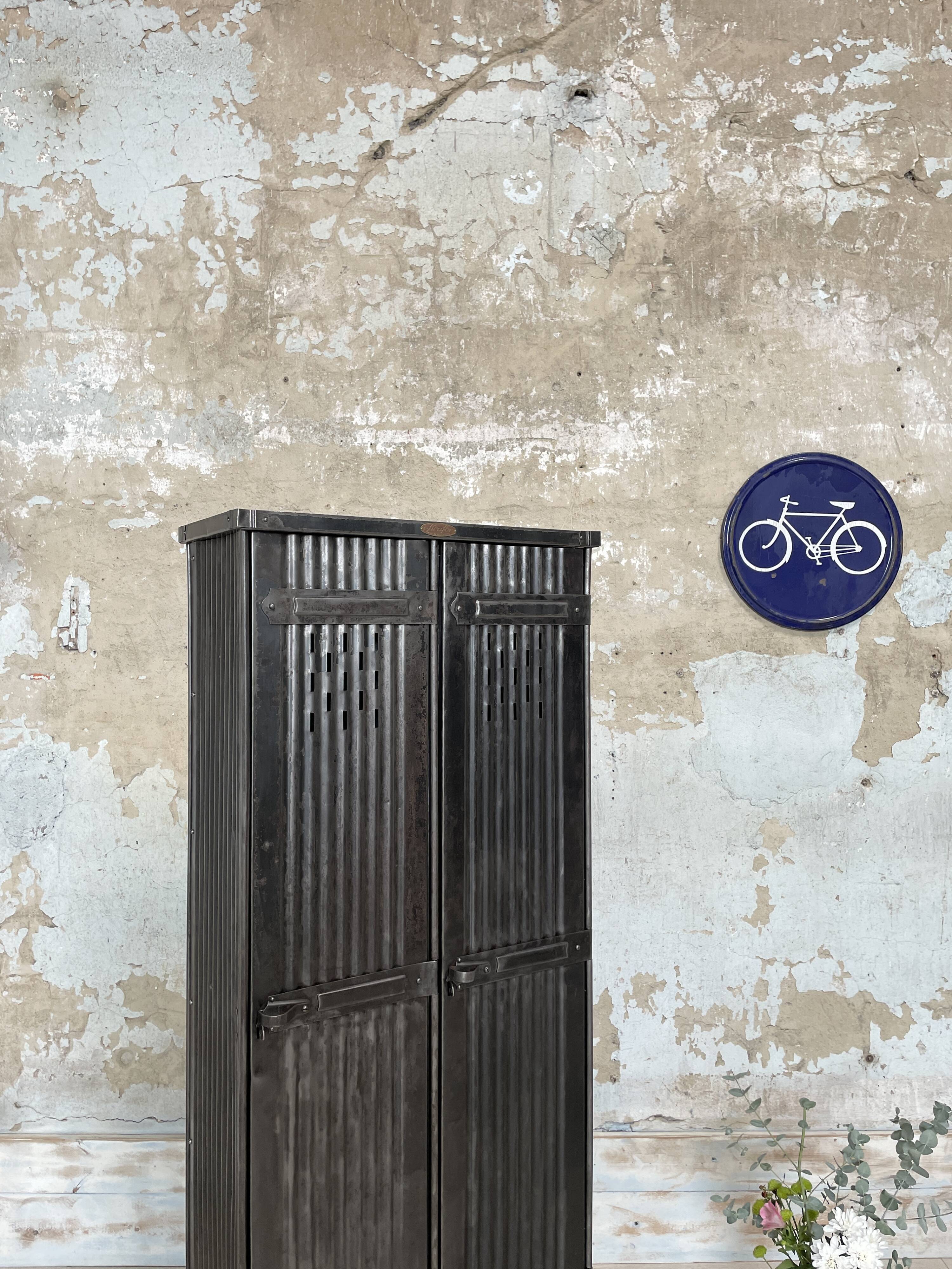 Strafor double-door corrugated iron cloakroom, circa 1920.