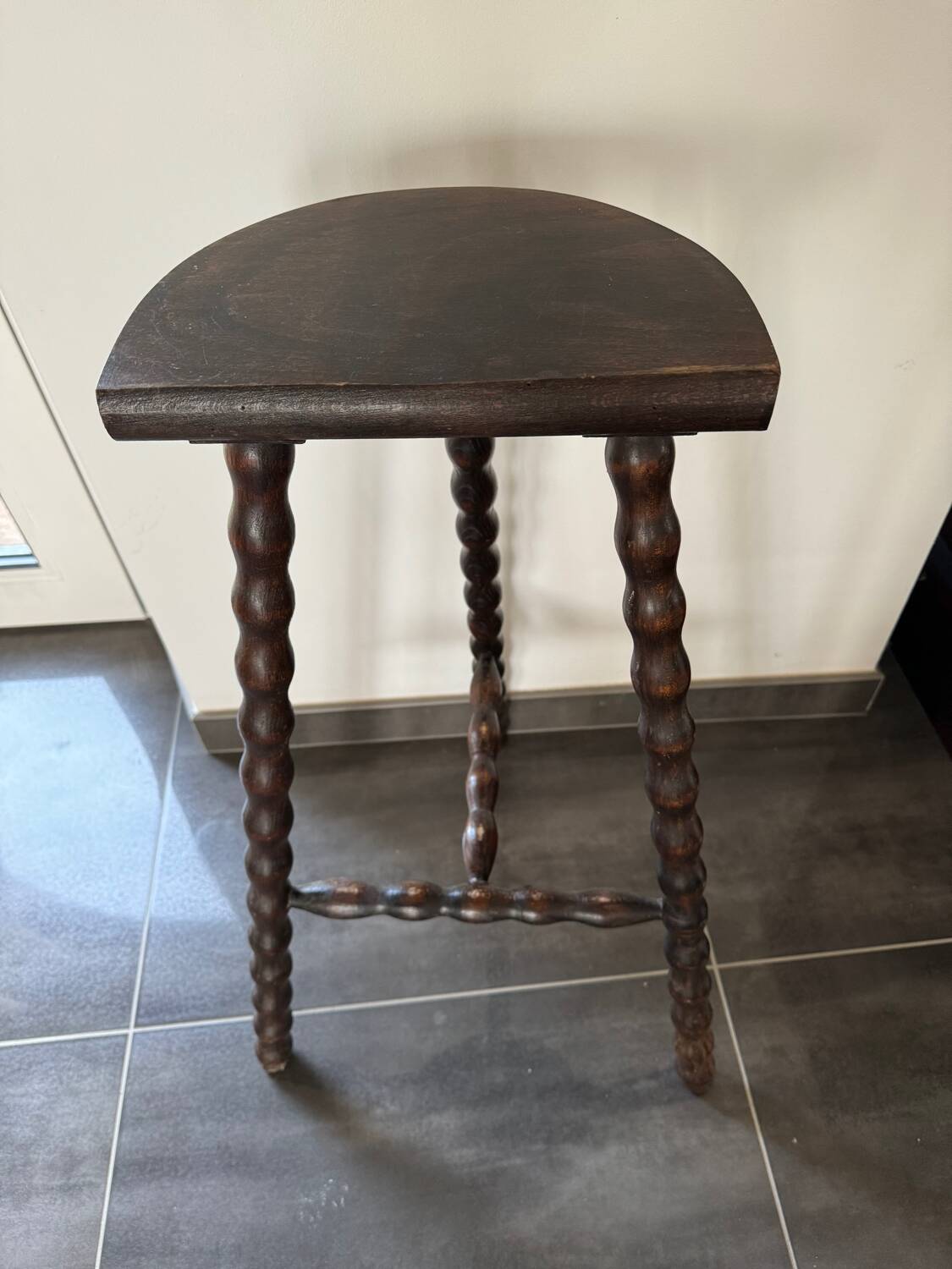 High tripod saddle stool