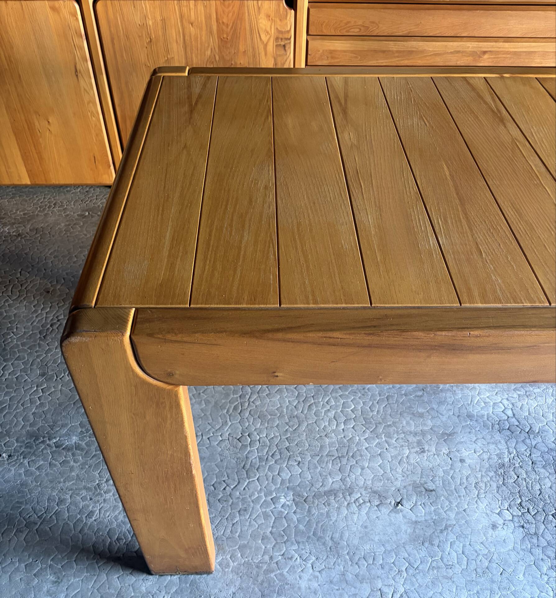 Table à manger extensible Maison Regain en bois d'orme massif