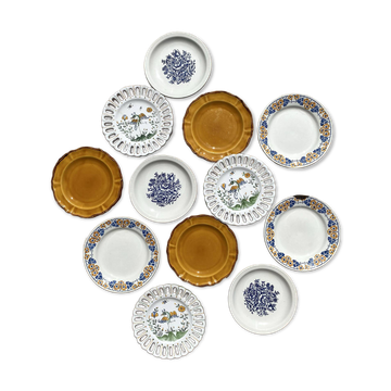 Ensemble de douze assiettes à dessert vintage dépareillées