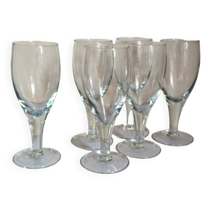 six verres à pieds en