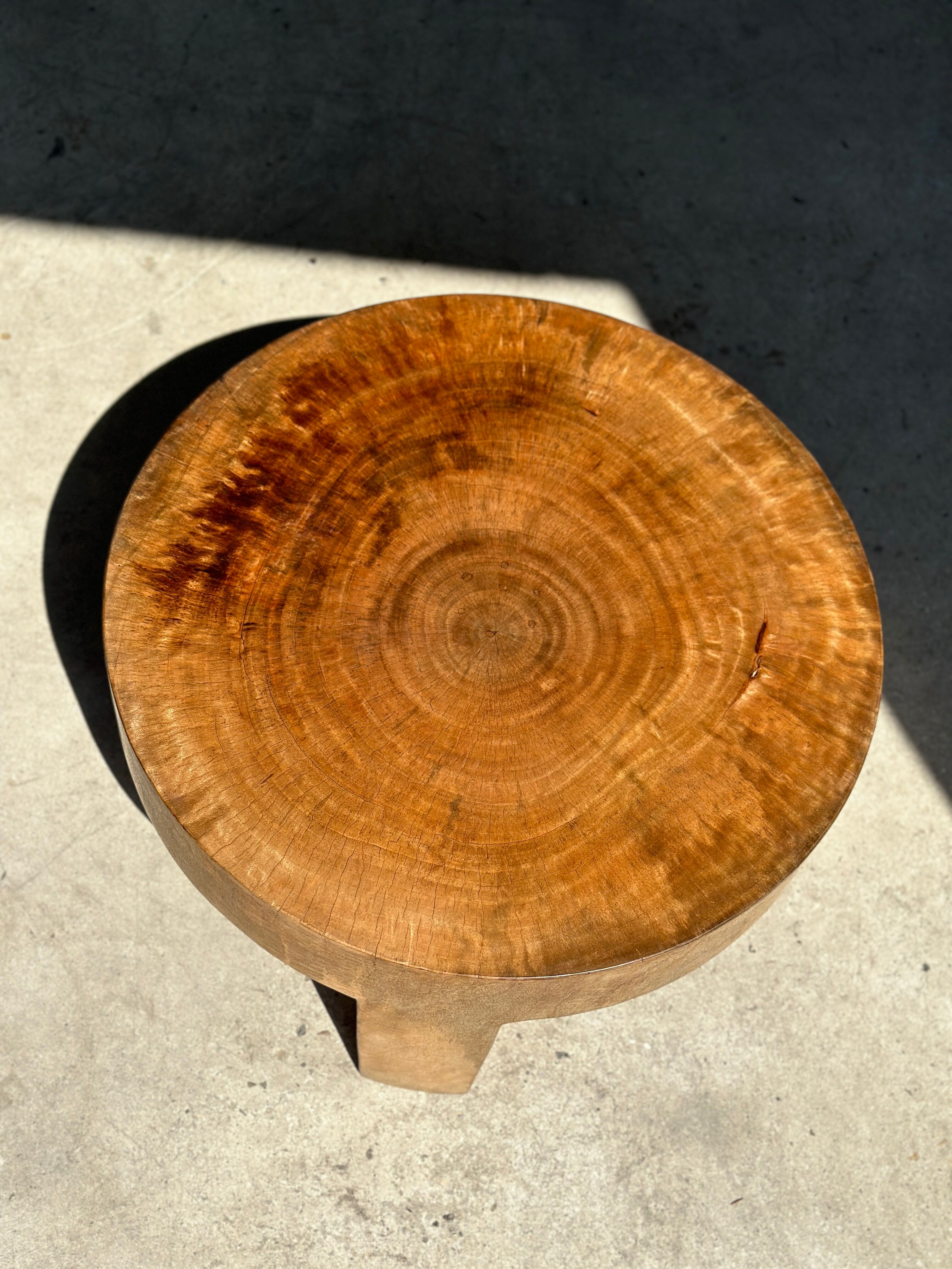 Quadripod coffee table in solid wood monoxyl natural color (dark)