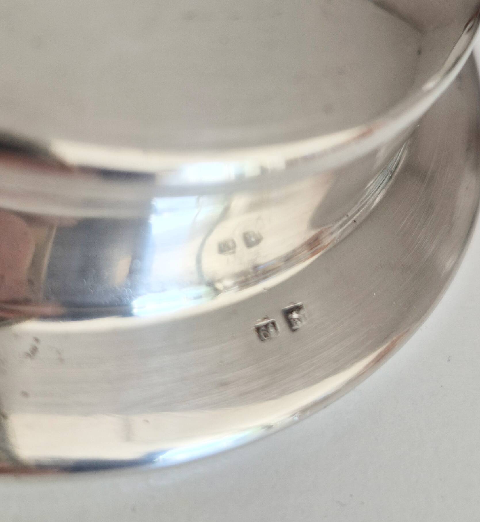 Scallop shell butter dish in silver, scallop shell.
