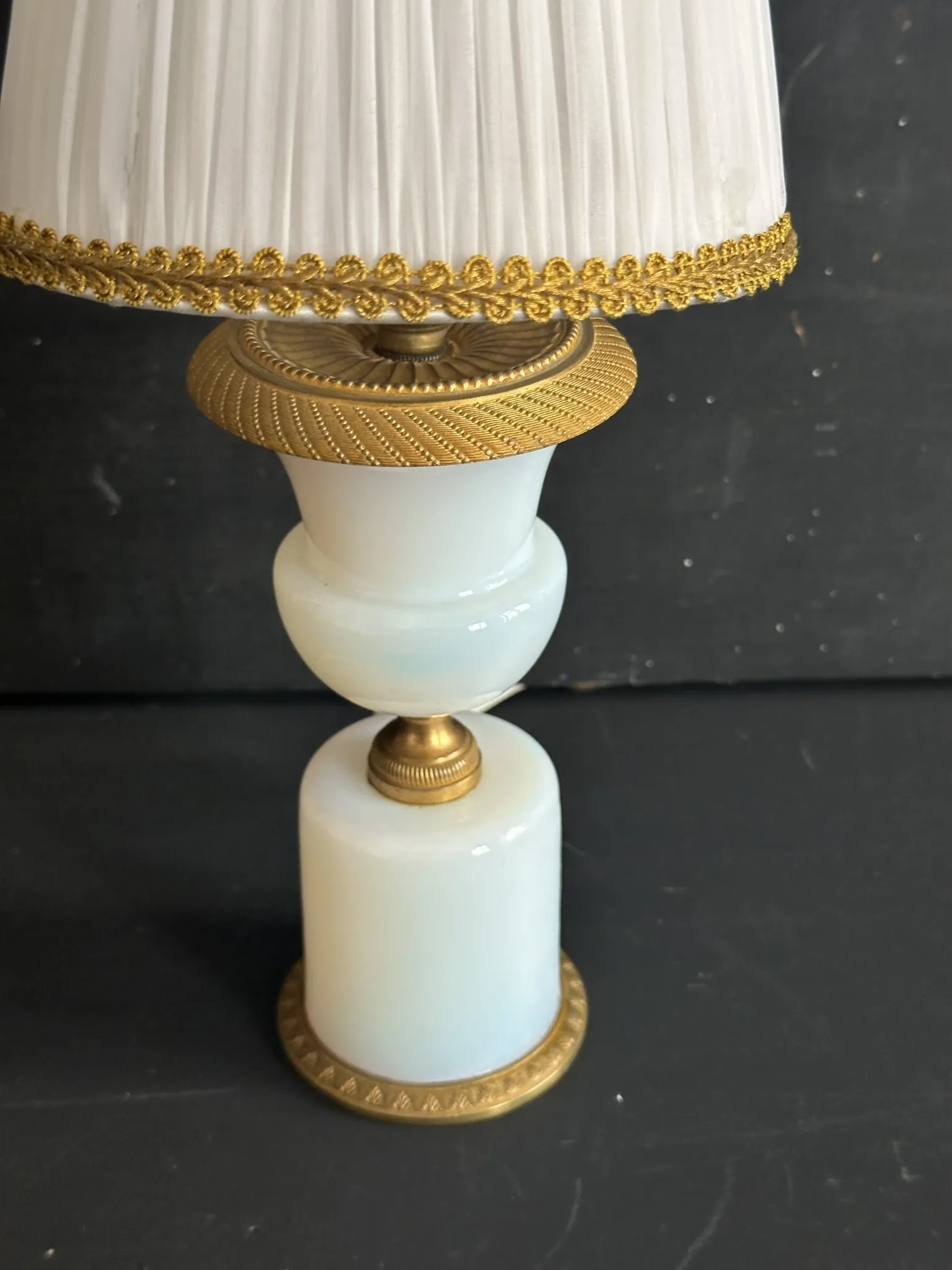 Lampe XIXe en opaline blanche et métal doré