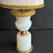 Lampe XIXe en opaline blanche et métal doré