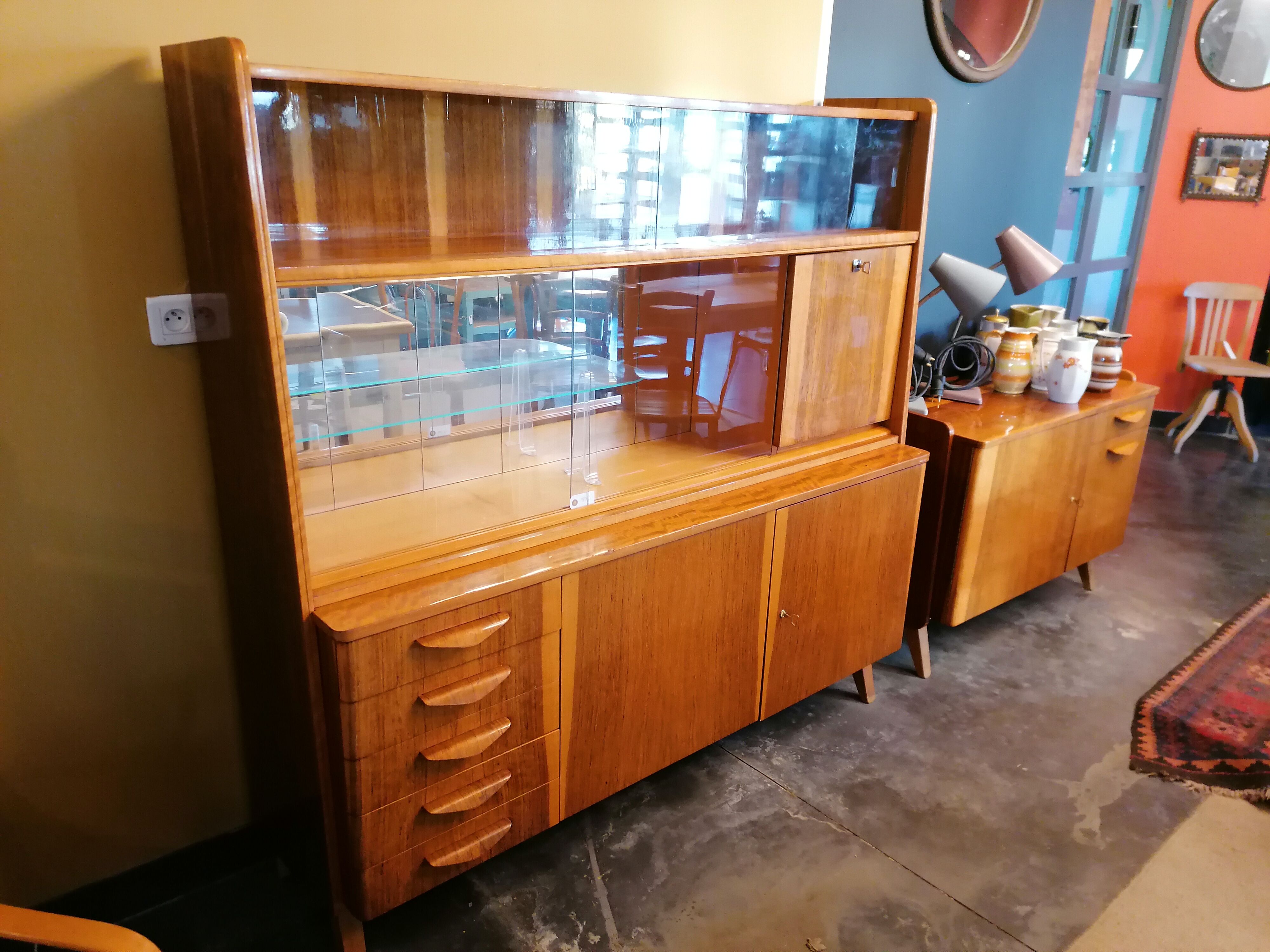 Buffet scandinave vintage en bois, bahut vitrine tchèque, meuble bar années 60