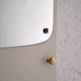 Miroir déco avec cadre en bois peint en blanc et détails dorés