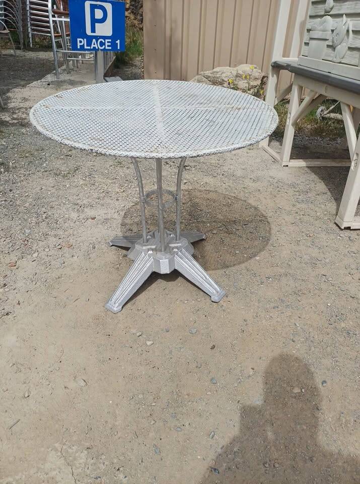 Vintage round bistro table – Perforated top