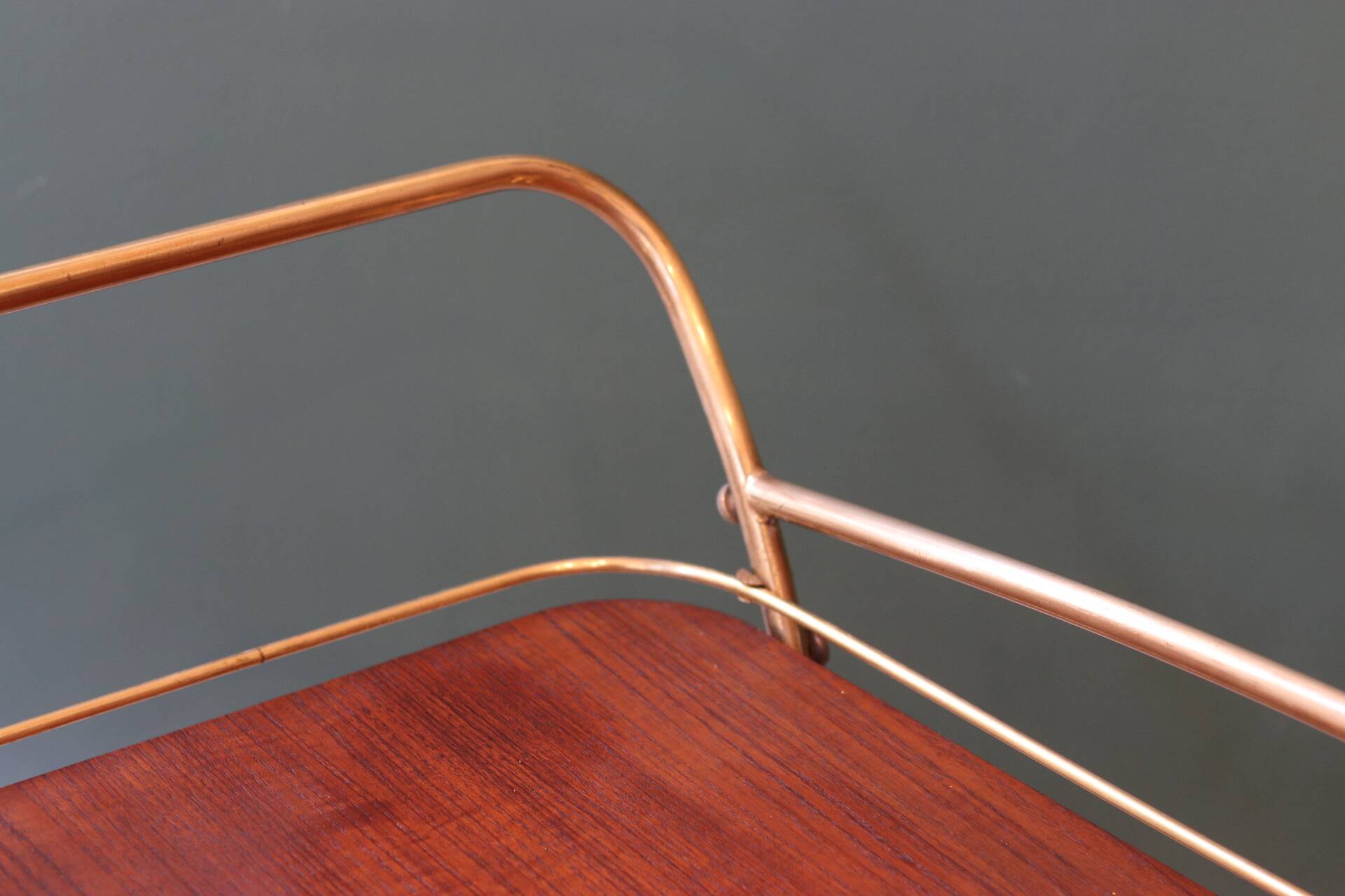 Desserte roulante vintage en laiton et teck – années 50