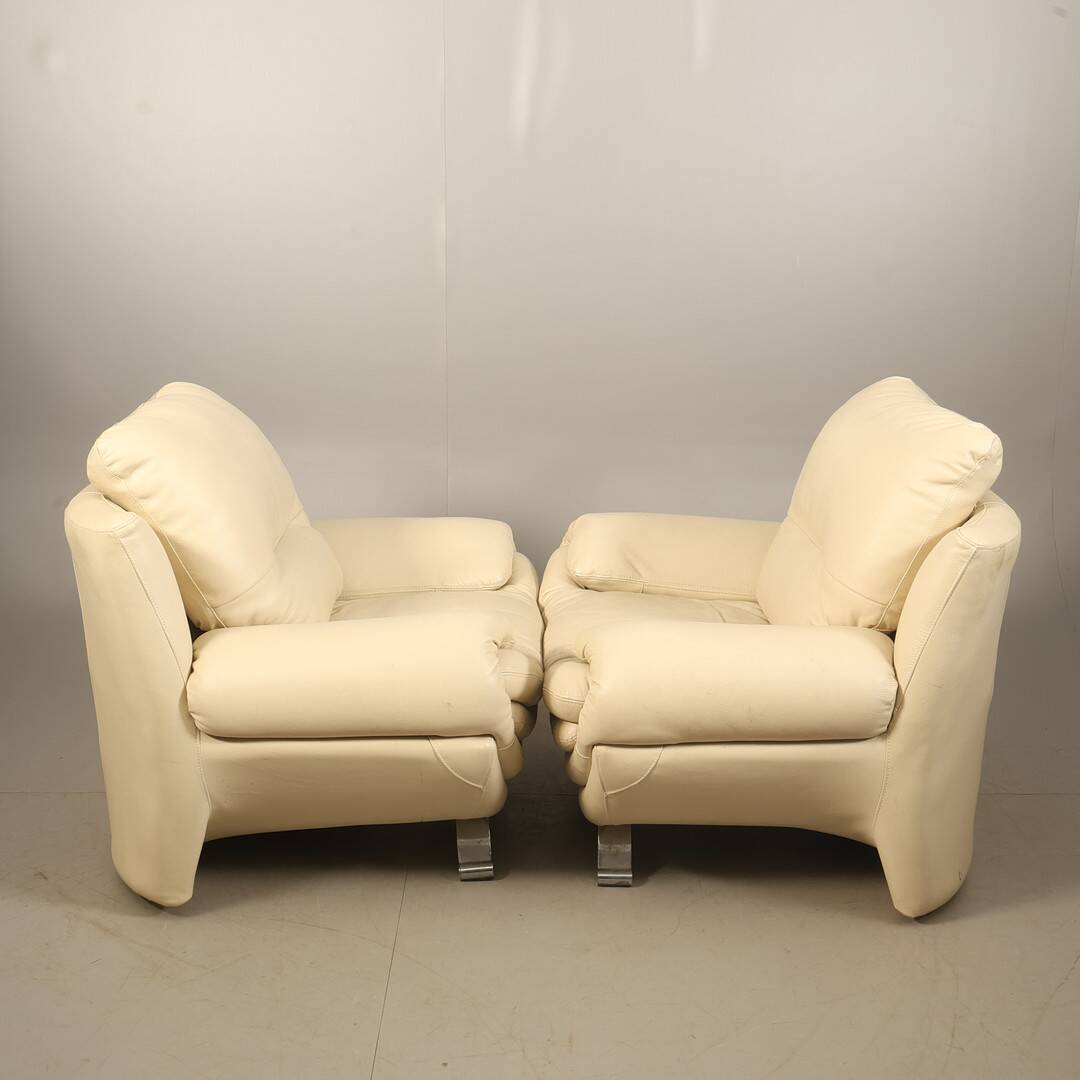 Paire de fauteuils contemporains en similicuir