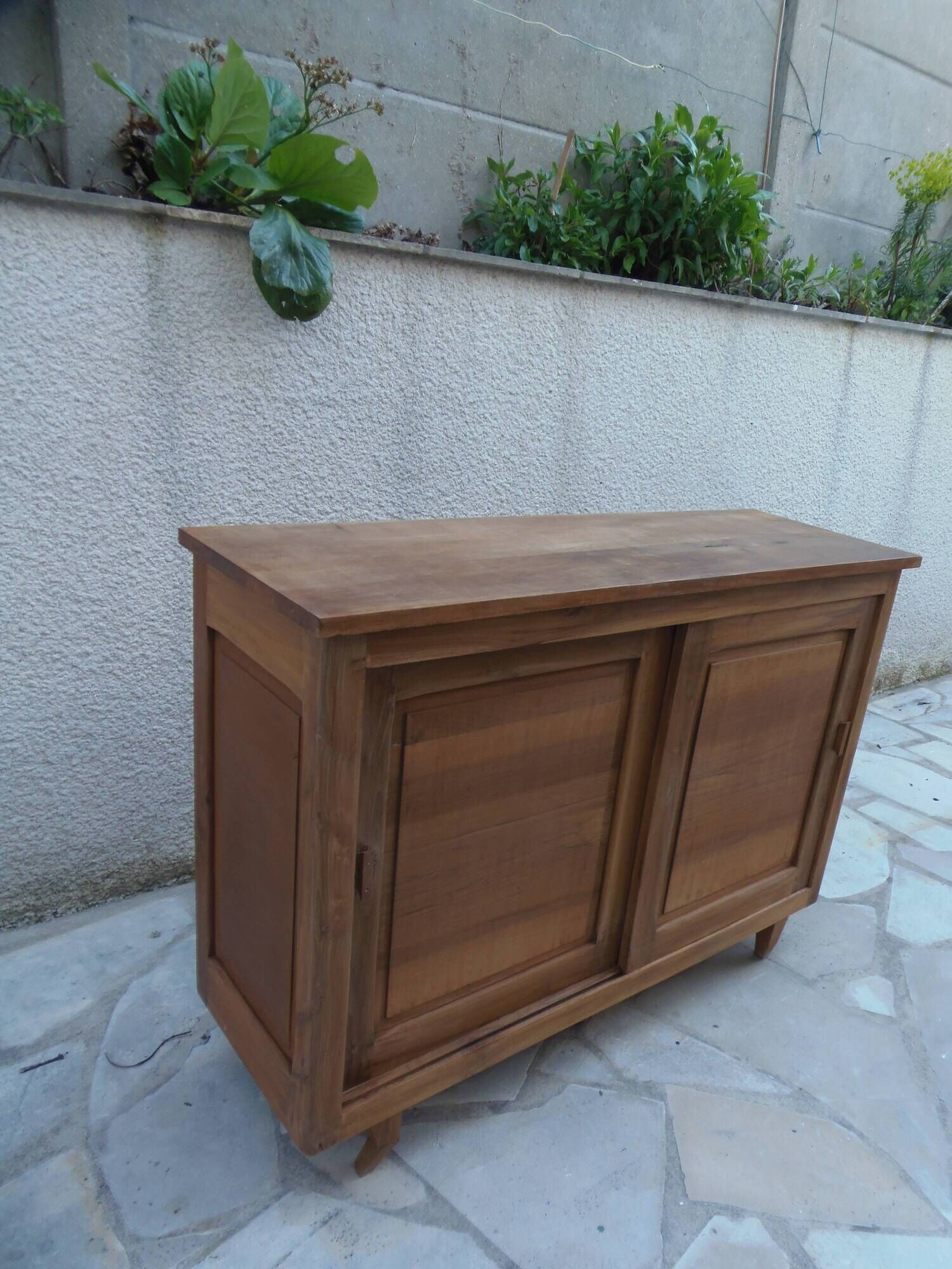 Vintage wooden buffet with a waxed finish, 2 sliding doors.