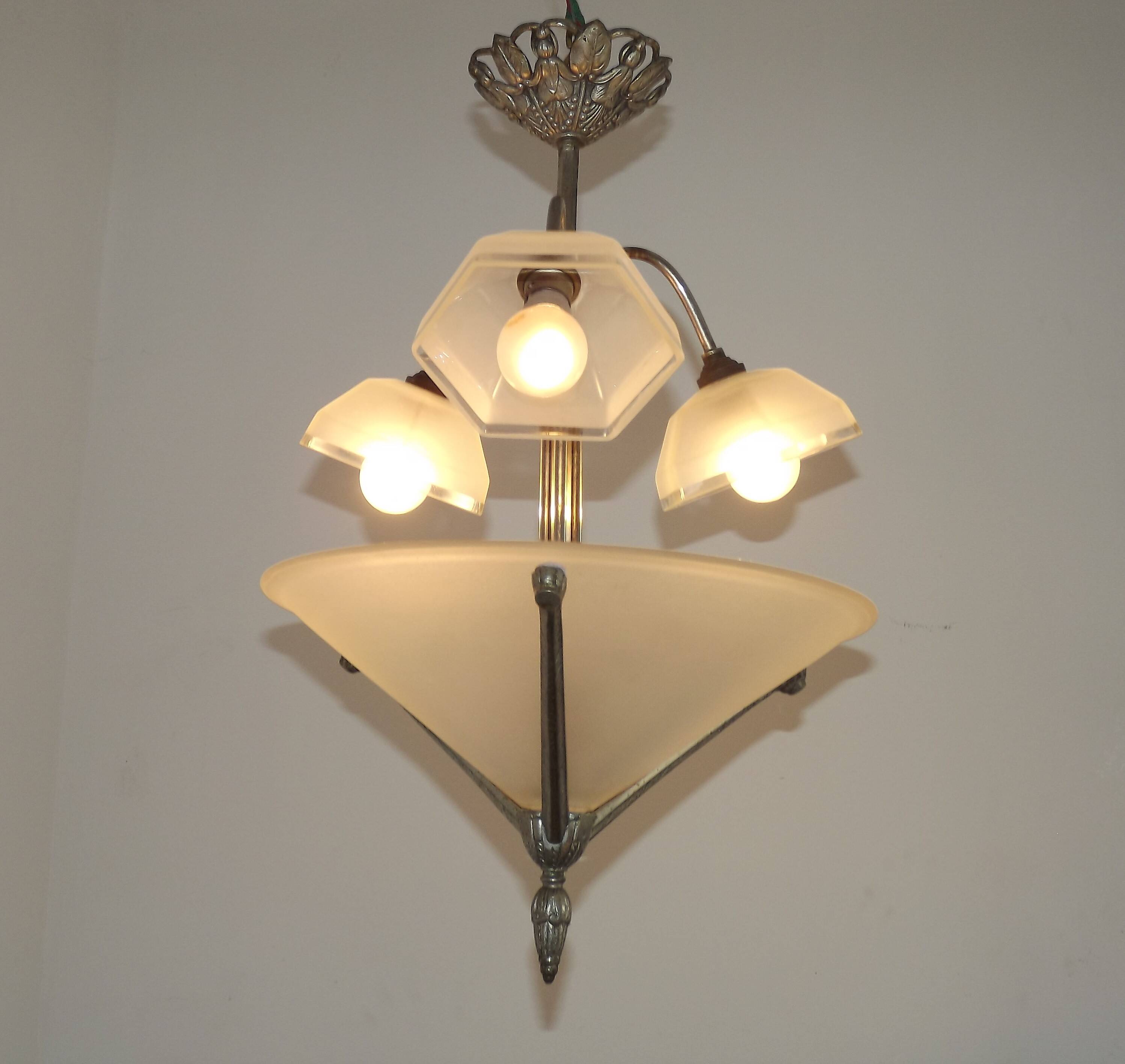 Chandelier en argent Art Déco français à 3 lumières avec abat-jours coniques et hexagonaux opaques