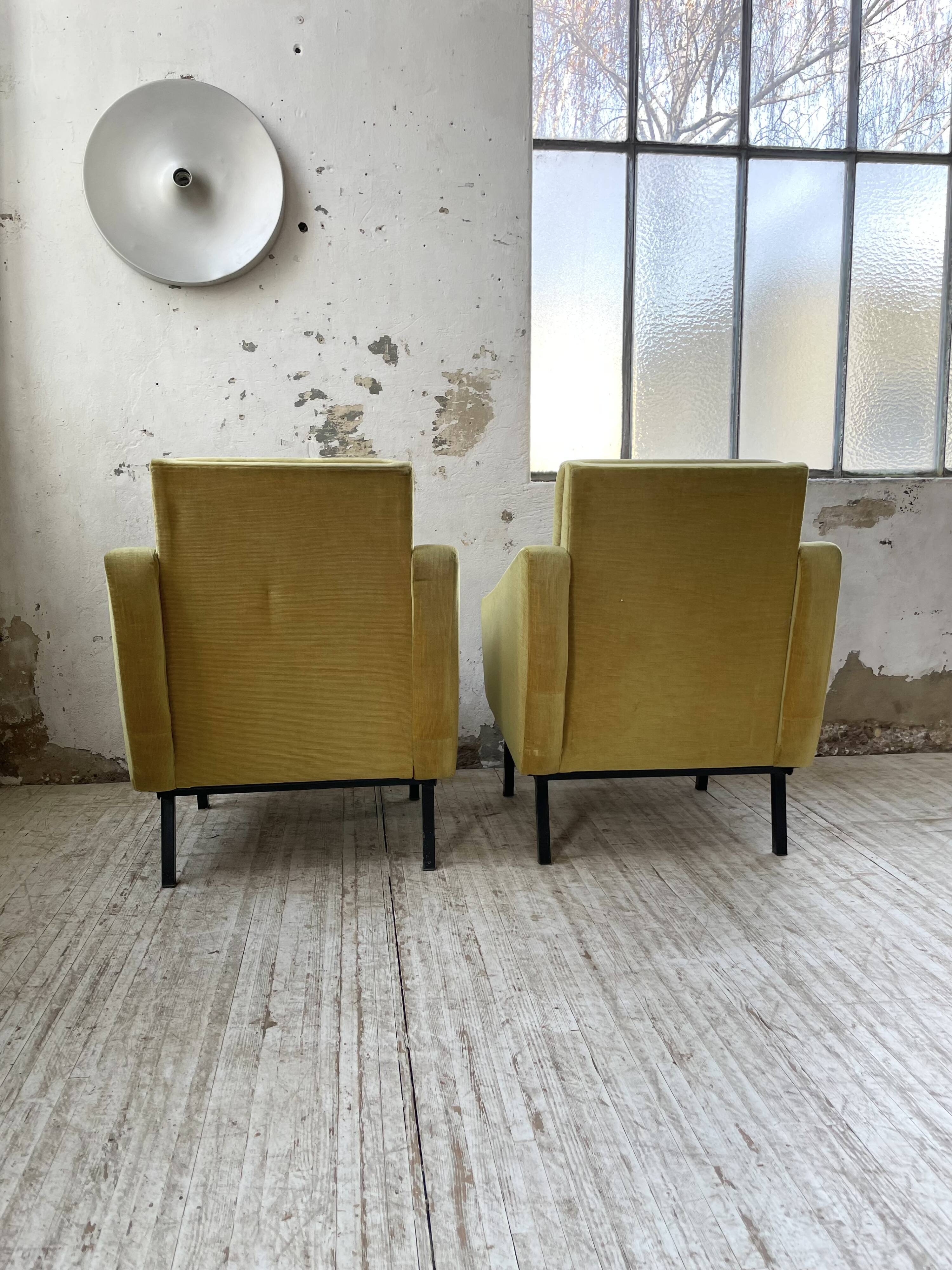 Paire de chauffeuses fauteuils vintage velours jaune
