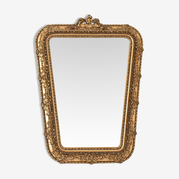 Miroir en bois et stuc doré à décor de rinceaux et coquilles de style Rocaille  74x54cm