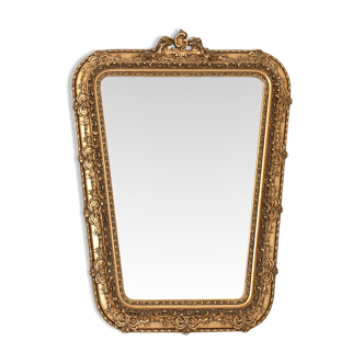 Miroir en bois et stuc doré à décor de rinceaux et coquilles de style Rocaille  74x54cm