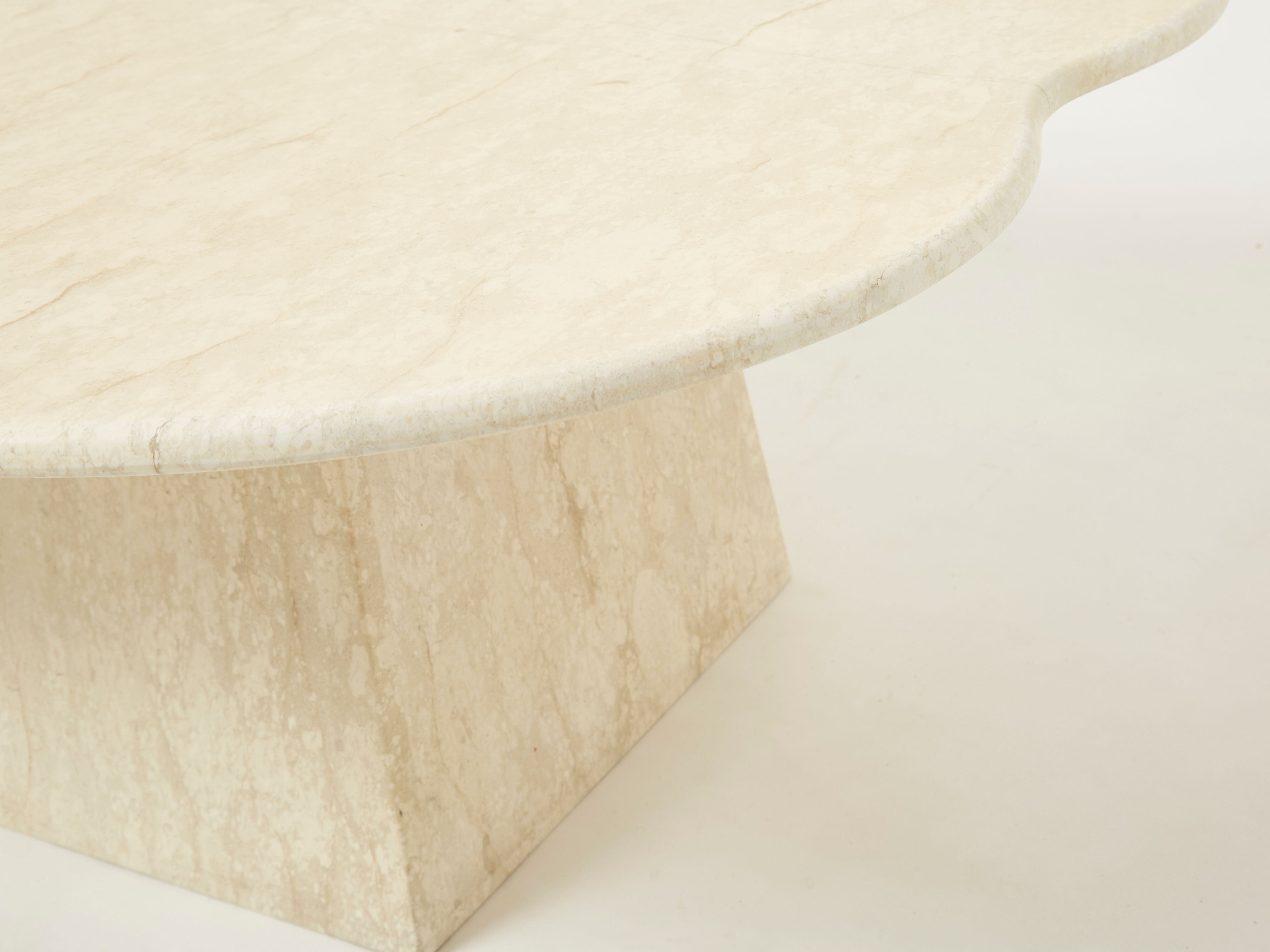 Large free-shaped coffee table clover in Italian travertine 1970