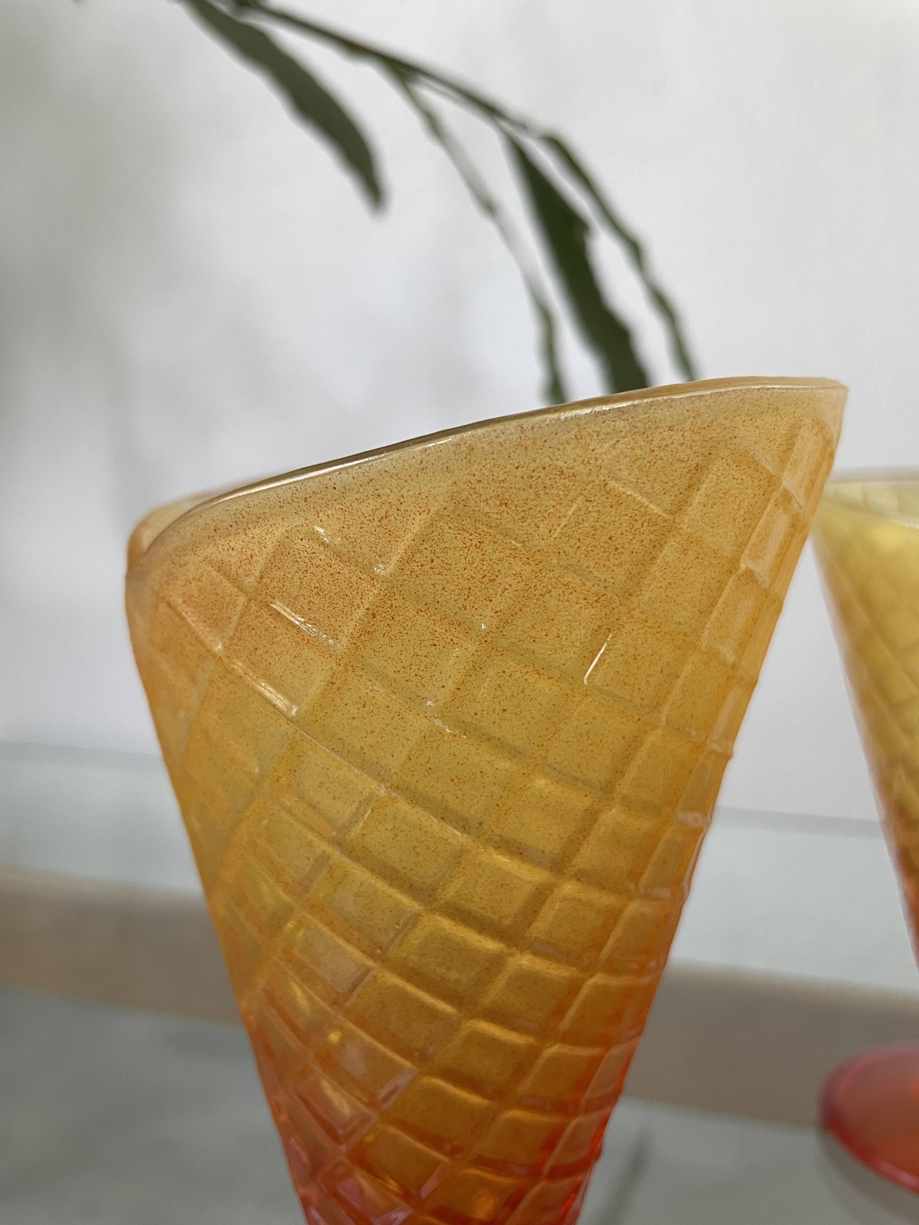 Coupe à glace en forme de cornet vintage