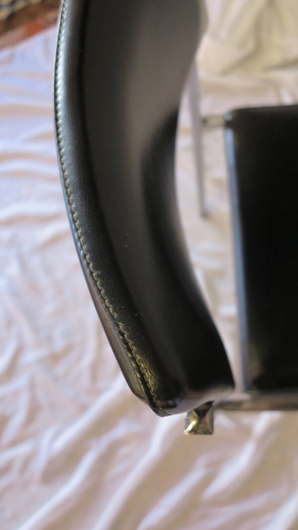 Chaise moderniste métal chromé et simili cuir noir