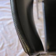 Chaise moderniste métal chromé et simili cuir noir