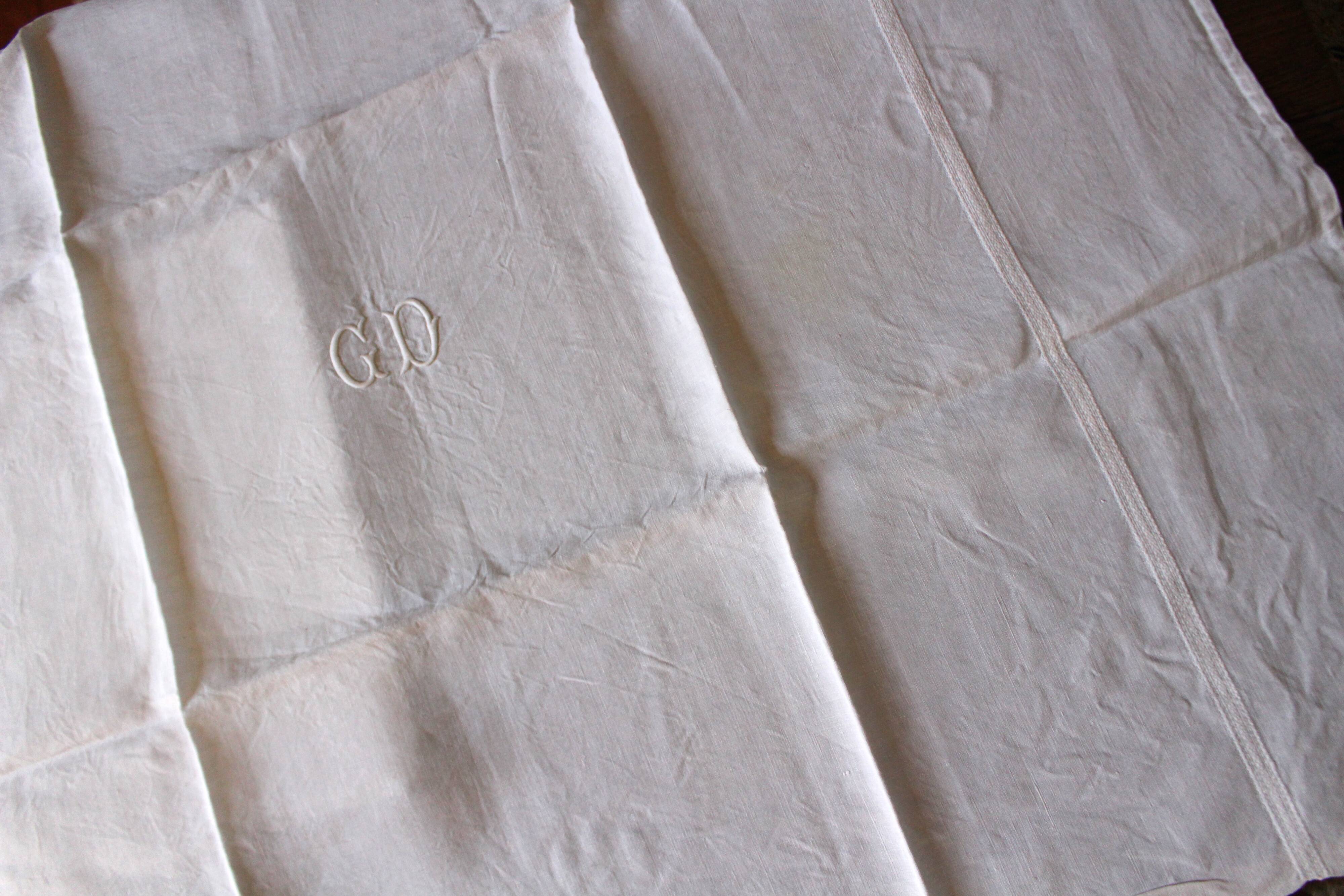 Un Lot de 2 serviettes de table lin blanc monogrammes G D