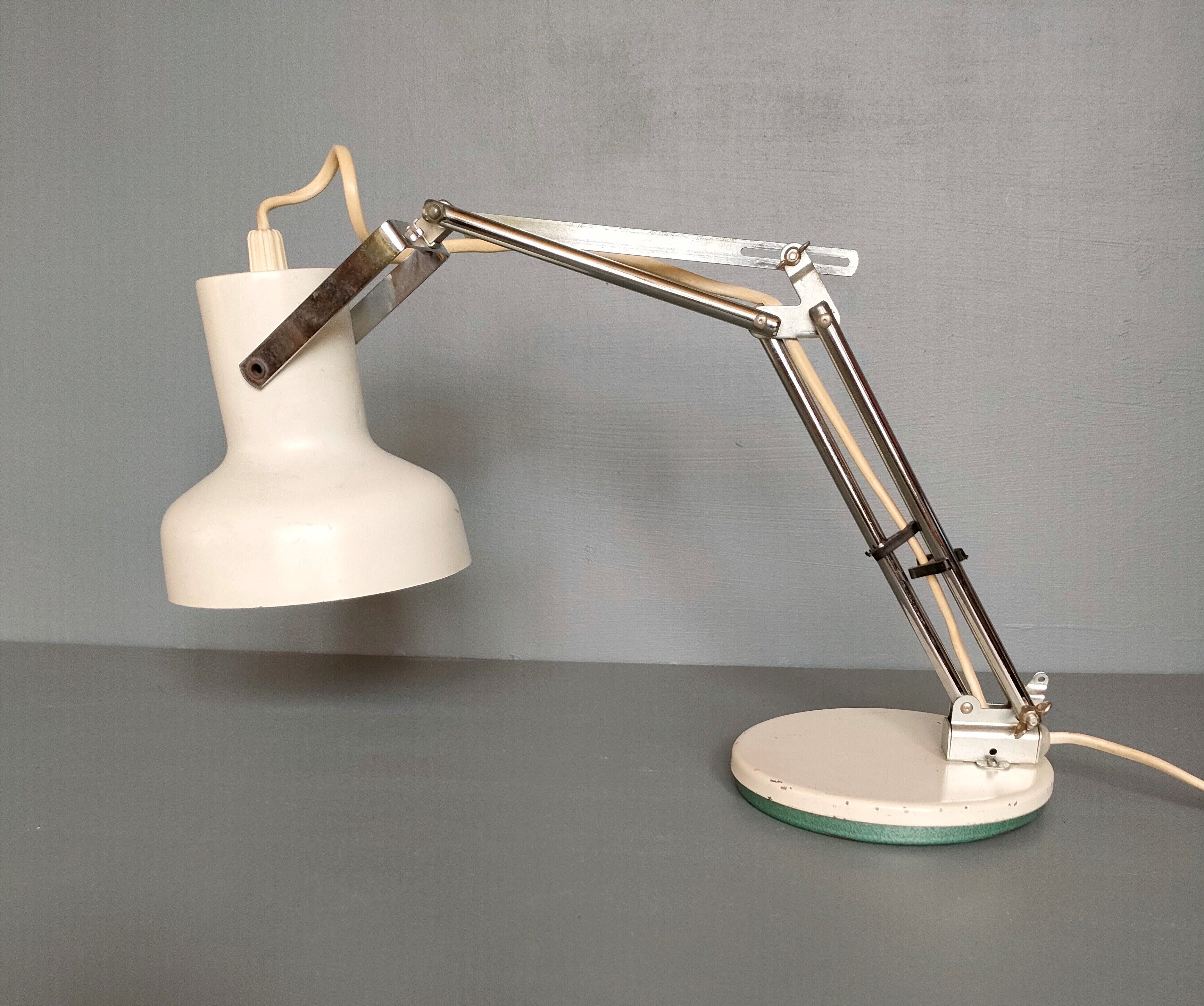 Articulated metal desk lamp from the 1950s/1960s
