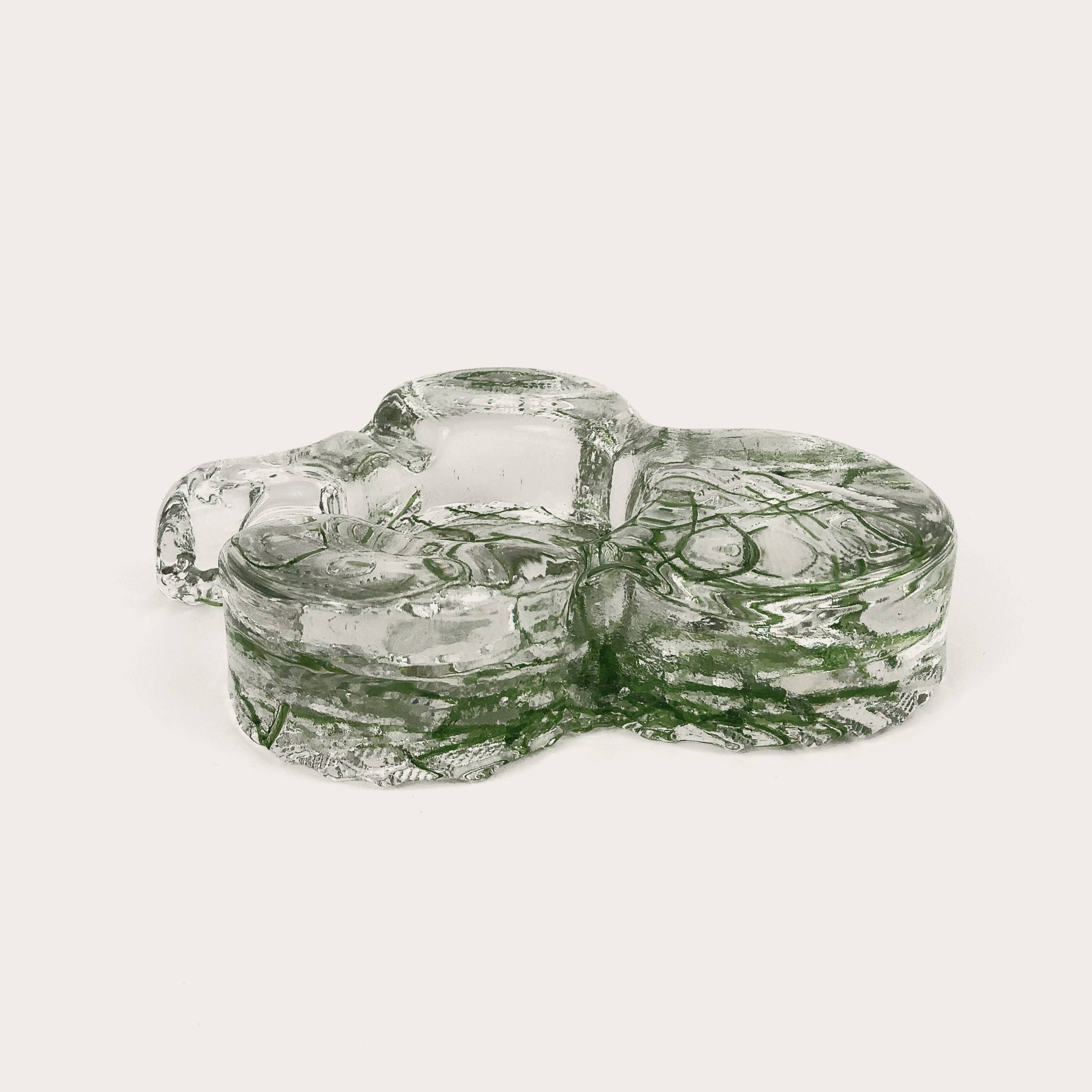 Maxi clover-shaped ashtray in transparent glass with herbivorous inclusions