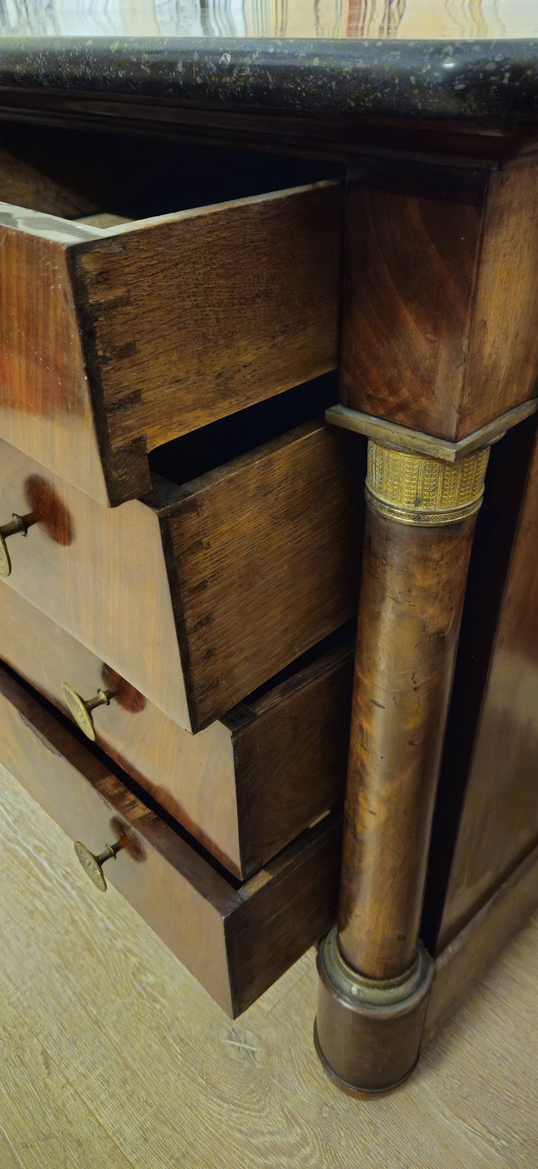 Empire period commode in flame mahogany – detached columns –