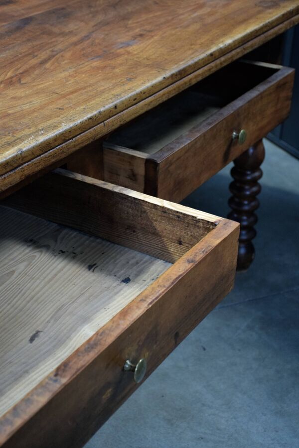 Table de Passementier à tiroirs bois noyer, France Lyon 1880'