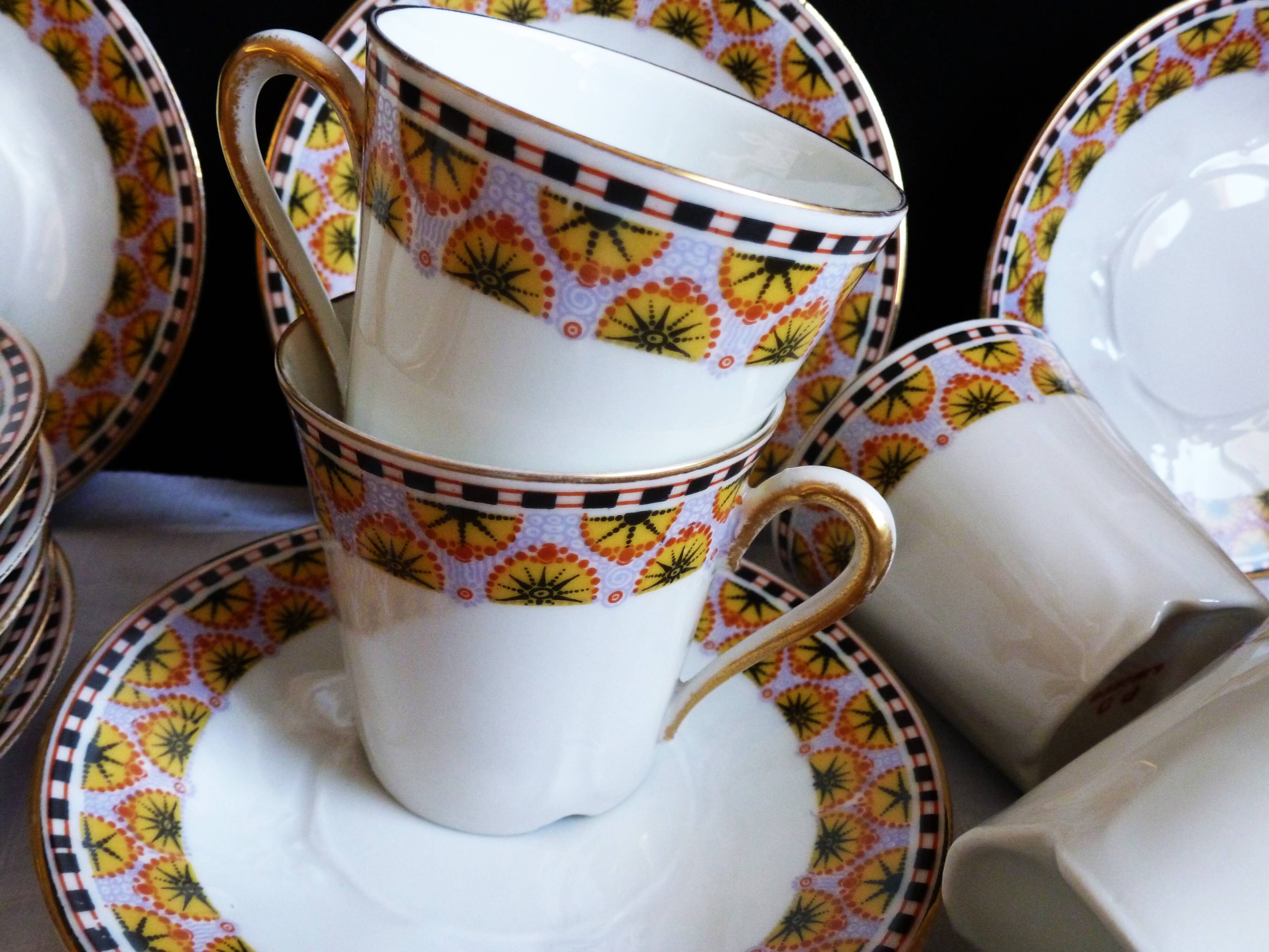 Art Deco coffee service in Limoges porcelain, 23 pieces.