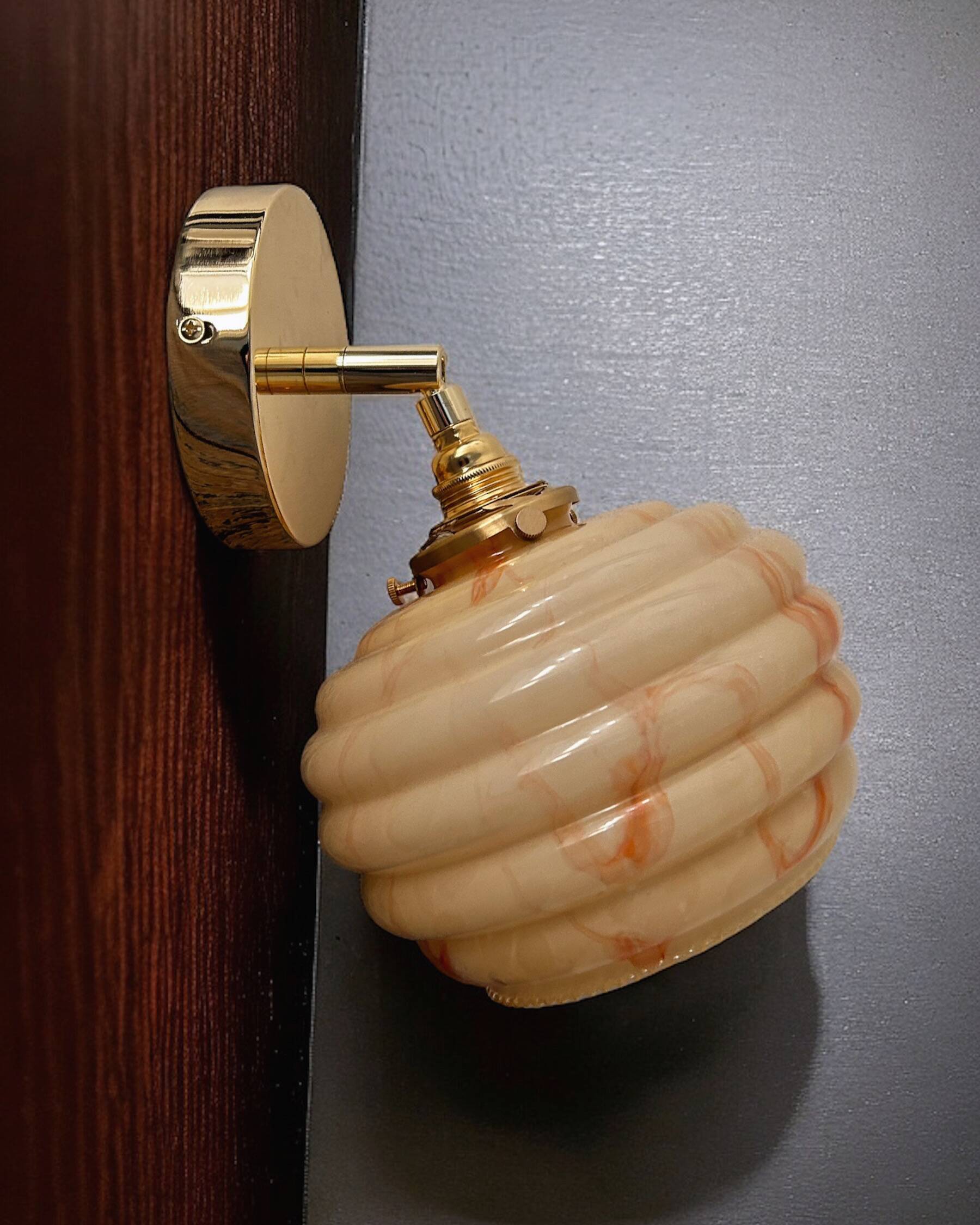 Wall light in marbled opaline