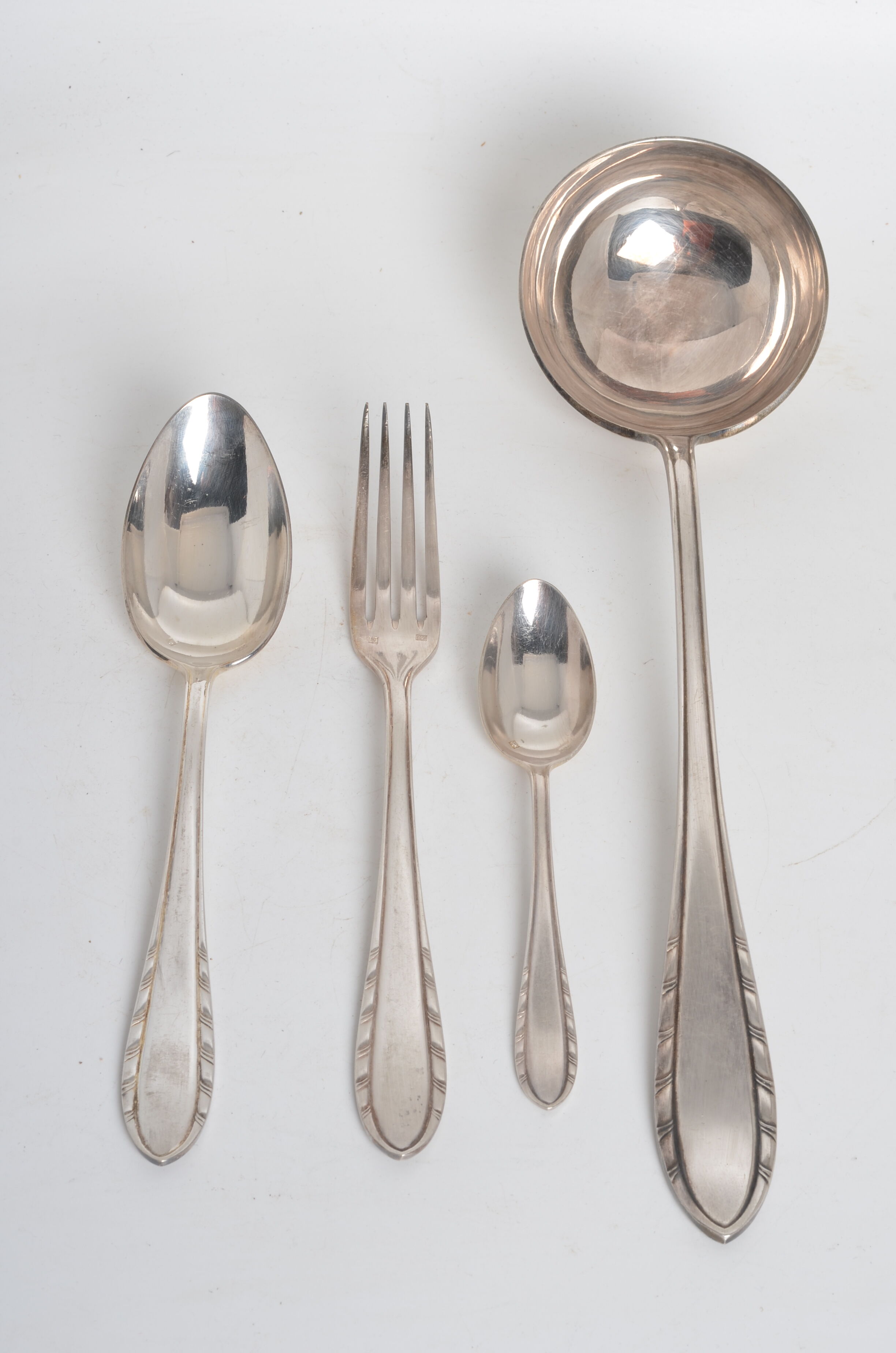 Silver metal housewife 37 pieces art nouveau
