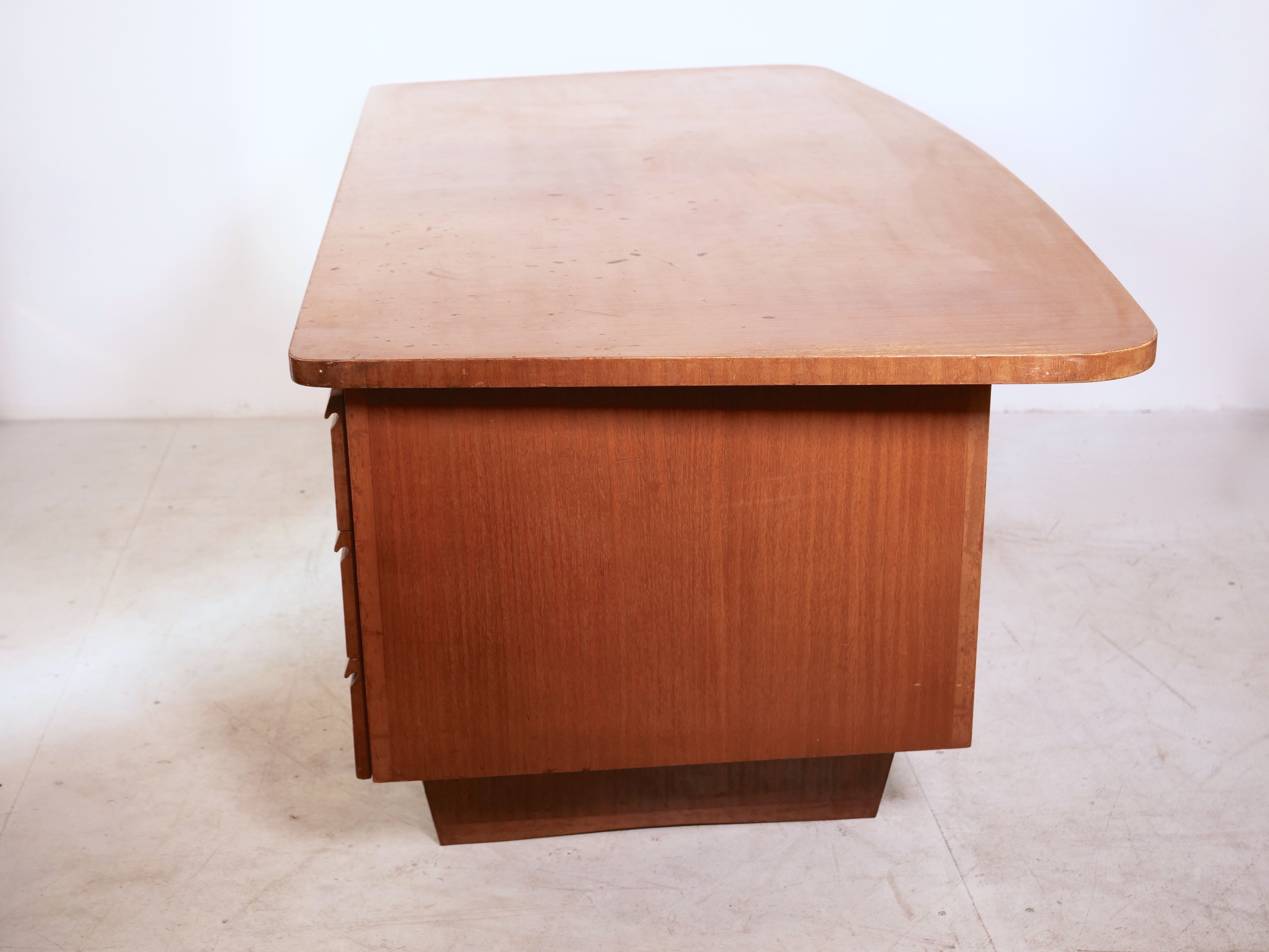 Executive desk model Boomerang standard from De Coene