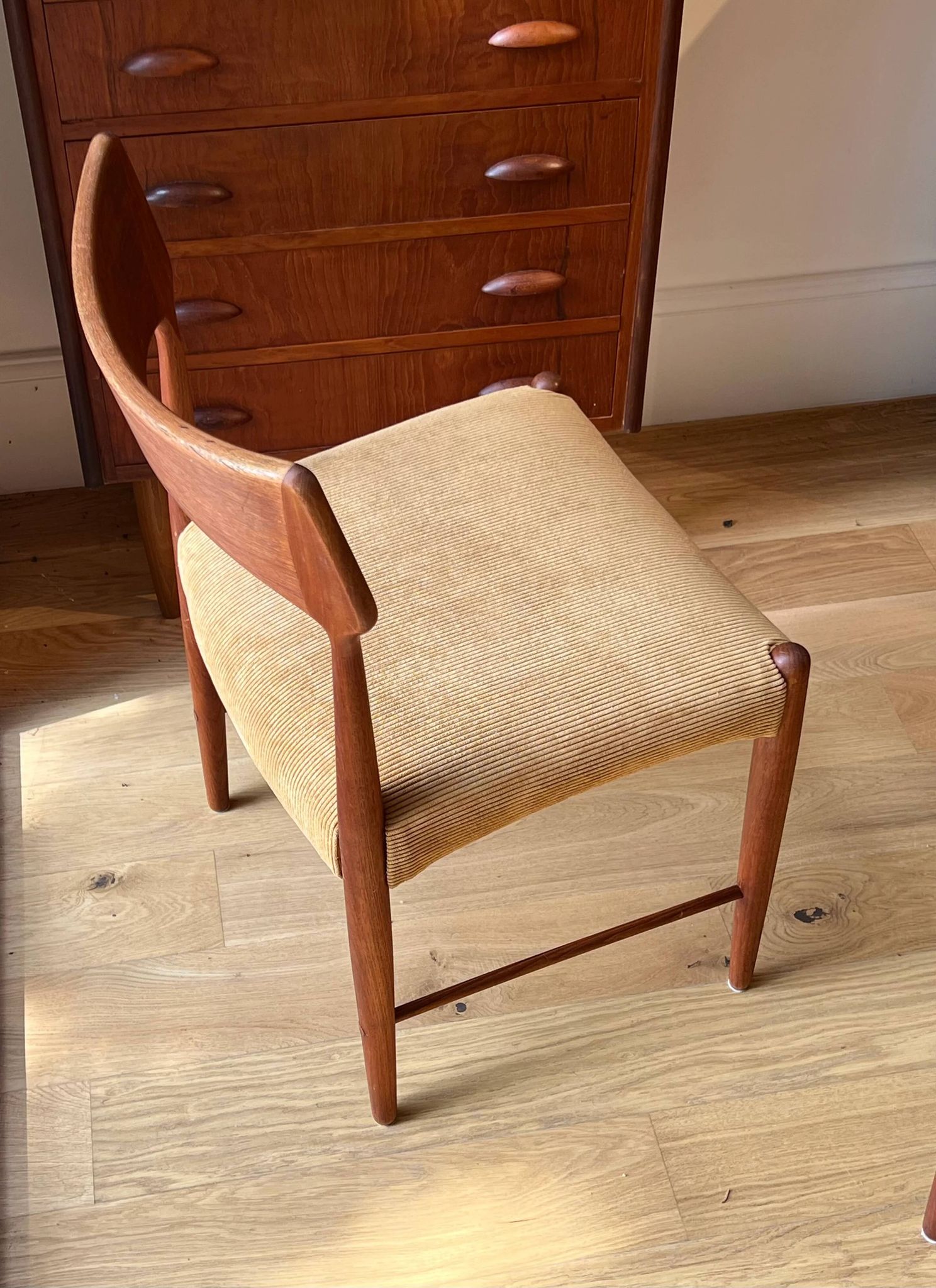 Scandinavian teak chair "Alfhild" – Honey corduroy