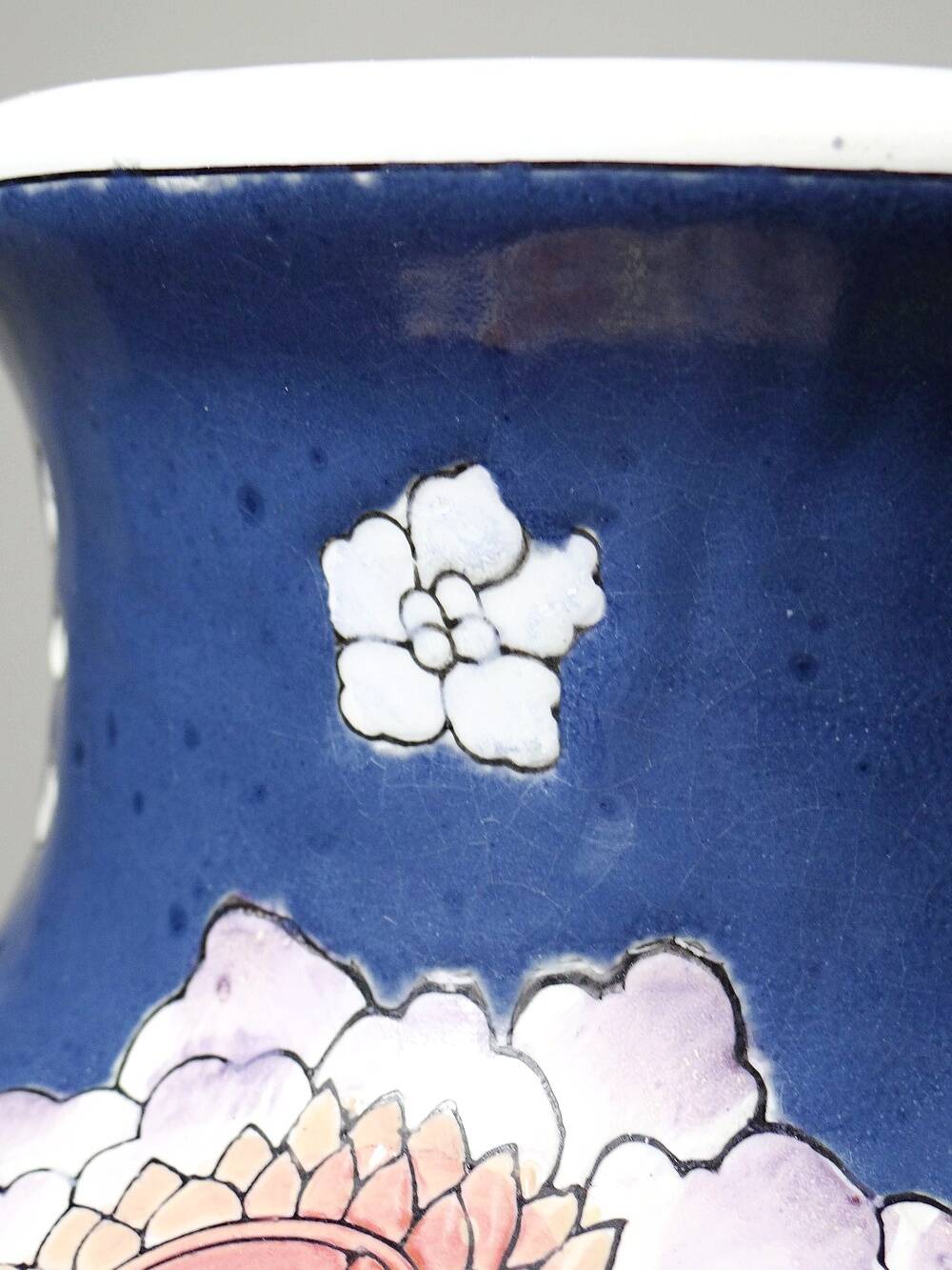 Large baluster vase in Chinese porcelain with vintage floral decoration from the 1970s-80s.