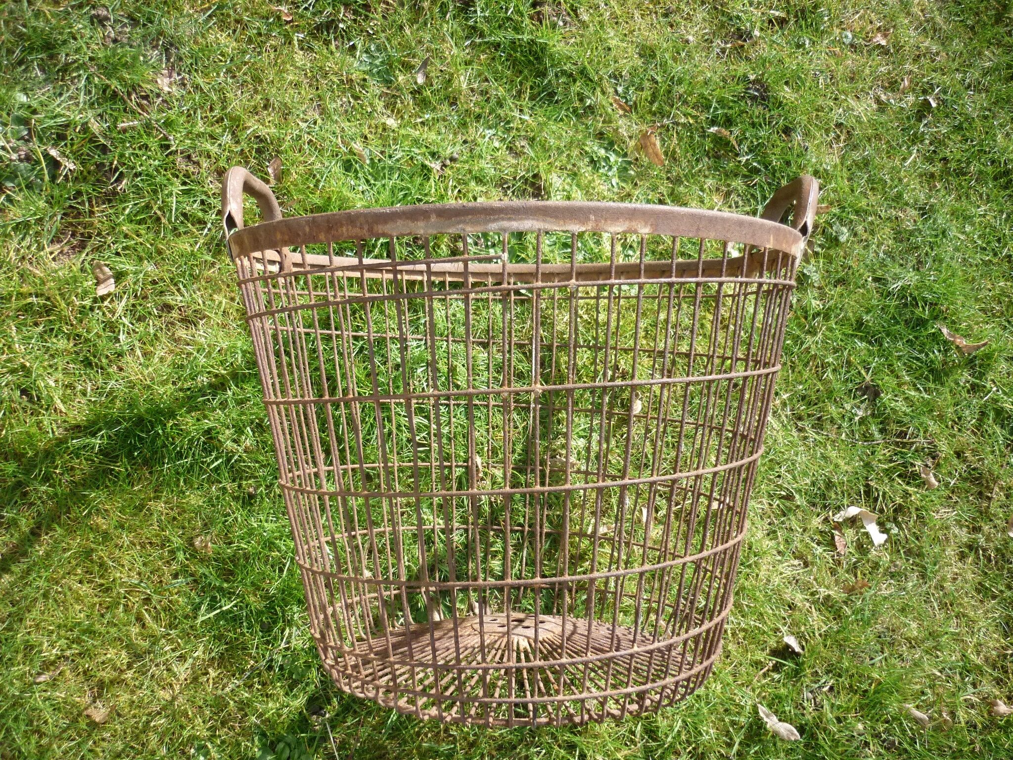 Metal harvest basket